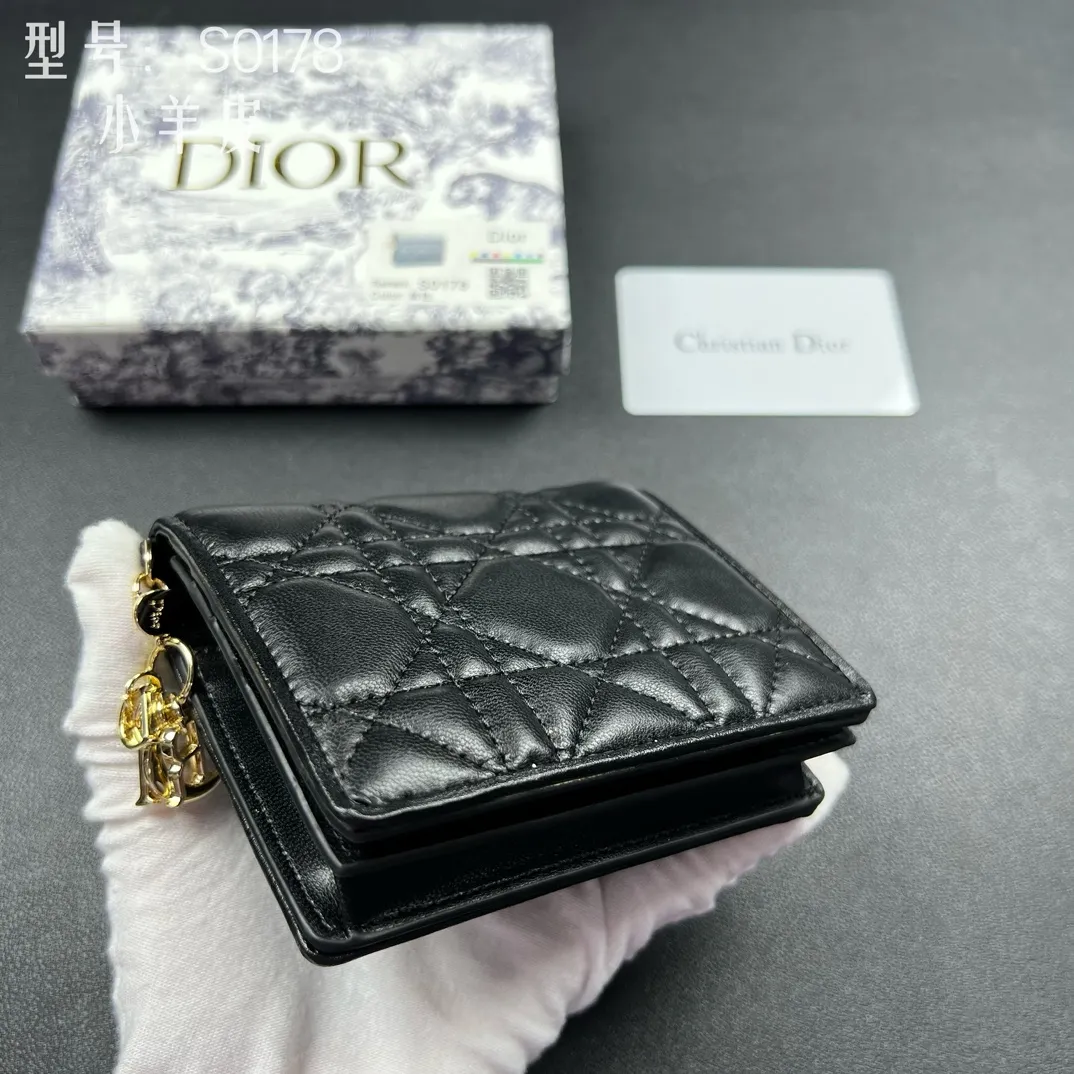 💰160 💎Upgraded original version🇫🇷 𝑫𝒊𝒐𝒓Authentic products available at counters💌Top quality# With picture box Exclusive real shot# Built-in small sachet💕 This Lady Dior 5 grid card holder is decorated with classic cannage pattern topstitching, paying tribute to the exquisite craftsmanship of Dior craftsmen. Carefully crafted from bright patent leather on the outside + sheepskin on the inside, it is compact and practical and can store a variety of daily necessities. This 5-compartment card holder is decorated with a removable "D.I.O.R." charm and has a strap snap closure so it can be paired with other Lady Dior pieces for a coordinated look. ·Detachable "D.I.O.R." charm ·Front strap snap closure ·5 compartments sewn with triangular gussets Dior patent leather card bag multi-layered accordion design. Practical and beautiful at the same time. Can store many cards. Style number: S0178NMJ-M900. Size: 10.4×7×2cm