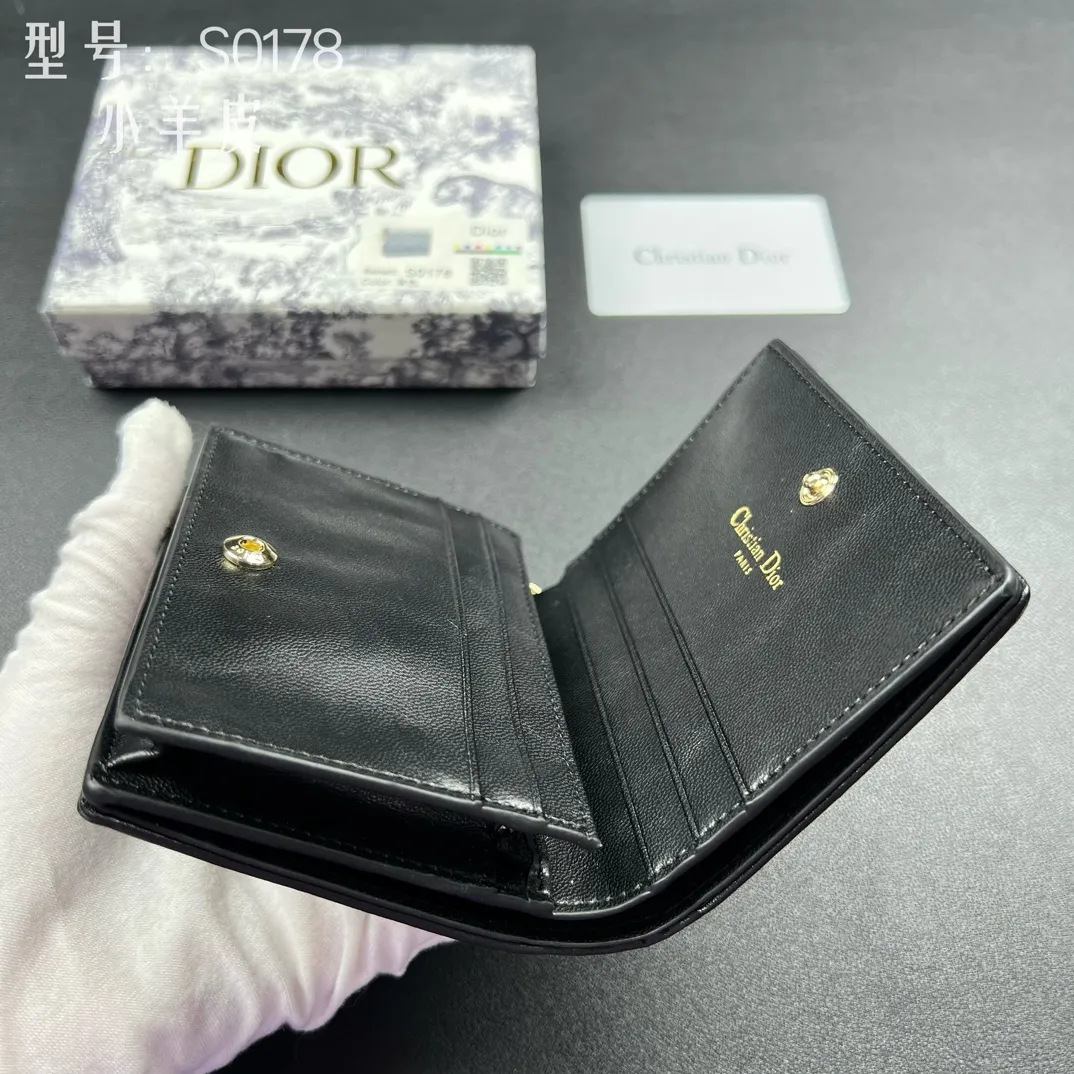 💰160 💎Upgraded original version🇫🇷 𝑫𝒊𝒐𝒓Authentic products available at counters💌Top quality# With picture box Exclusive real shot# Built-in small sachet💕 This Lady Dior 5 grid card holder is decorated with classic cannage pattern topstitching, paying tribute to the exquisite craftsmanship of Dior craftsmen. Carefully crafted from bright patent leather on the outside + sheepskin on the inside, it is compact and practical and can store a variety of daily necessities. This 5-compartment card holder is decorated with a removable "D.I.O.R." charm and has a strap snap closure so it can be paired with other Lady Dior pieces for a coordinated look. ·Detachable "D.I.O.R." charm ·Front strap snap closure ·5 compartments sewn with triangular gussets Dior patent leather card bag multi-layered accordion design. Practical and beautiful at the same time. Can store many cards. Style number: S0178NMJ-M900. Size: 10.4×7×2cm