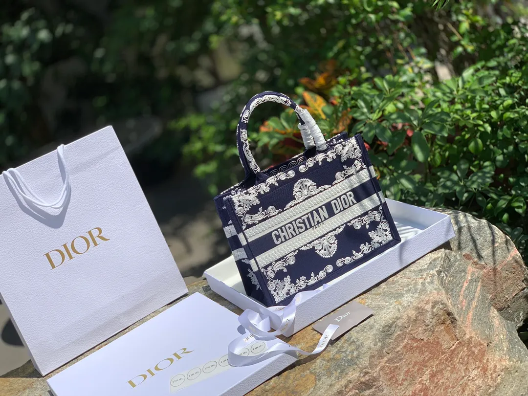❗️❗️❗️Free shipping with SF Express for year-end events❗️❗️❗️💰1500 Size 36.5 x 28 x 17.5 CM Latest blue embroidery. Overseas original factory channels! Can be directly supplied to major purchasing platforms at home and abroad! The Lady D-Lite handbag combines classic elegance with the D brand's stylish flair. Blue style, white stitch pattern embroidery, just like a work full of ancient Greek style! The best concave shape artifact that is very suitable for taking to the beach or traveling! Picking it up feels like holding a piece of art, it’s eye-catching and worth five stars!
