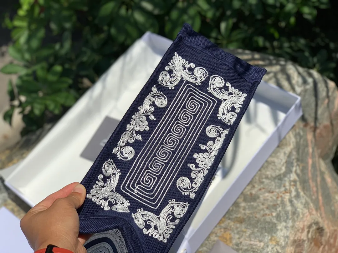 ❗️❗️❗️Free shipping with SF Express for year-end events❗️❗️❗️💰1500 Size 36.5 x 28 x 17.5 CM Latest blue embroidery. Overseas original factory channels! Can be directly supplied to major purchasing platforms at home and abroad! The Lady D-Lite handbag combines classic elegance with the D brand's stylish flair. Blue style, white stitch pattern embroidery, just like a work full of ancient Greek style! The best concave shape artifact that is very suitable for taking to the beach or traveling! Picking it up feels like holding a piece of art, it’s eye-catching and worth five stars!