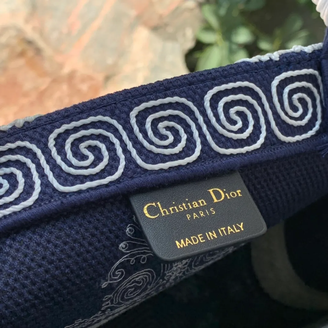 ❗️❗️❗️Free shipping with SF Express for year-end events❗️❗️❗️💰1500 Size 36.5 x 28 x 17.5 CM Latest blue embroidery. Overseas original factory channels! Can be directly supplied to major purchasing platforms at home and abroad! The Lady D-Lite handbag combines classic elegance with the D brand's stylish flair. Blue style, white stitch pattern embroidery, just like a work full of ancient Greek style! The best concave shape artifact that is very suitable for taking to the beach or traveling! Picking it up feels like holding a piece of art, it’s eye-catching and worth five stars!