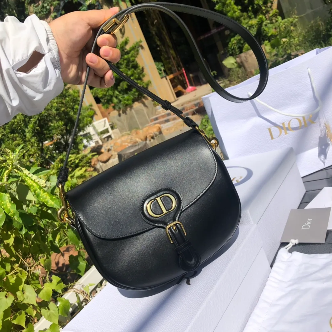 Top upgraded version 💰1760 Medium size: 22×17×6cm Dior Bobby’s new product is available from overseas channels! The new Dior saddle bag has finally arrived❗️This model is carefully made of black glossy cow leather, with a suede interior design, which is soft and rich in texture. It has a flip-top magnetic buckle design and a "CD" buckle on the front as decoration. With a detachable and adjustable shoulder strap embellished with a military-style buckle, it can be worn on the shoulder, cross-body or handheld.