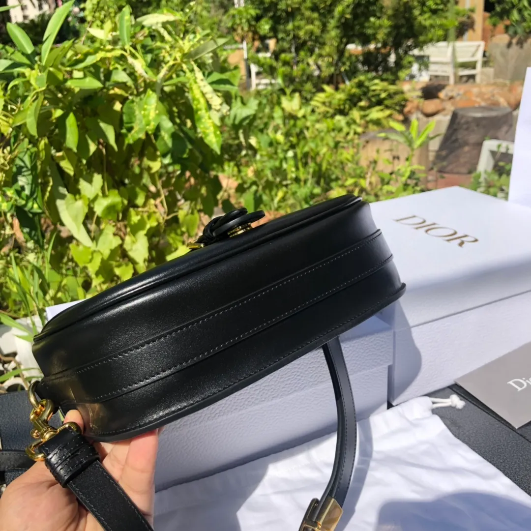 Top upgraded version 💰1760 Medium size: 22×17×6cm Dior Bobby’s new product is available from overseas channels! The new Dior saddle bag has finally arrived❗️This model is carefully made of black glossy cow leather, with a suede interior design, which is soft and rich in texture. It has a flip-top magnetic buckle design and a "CD" buckle on the front as decoration. With a detachable and adjustable shoulder strap embellished with a military-style buckle, it can be worn on the shoulder, cross-body or handheld.