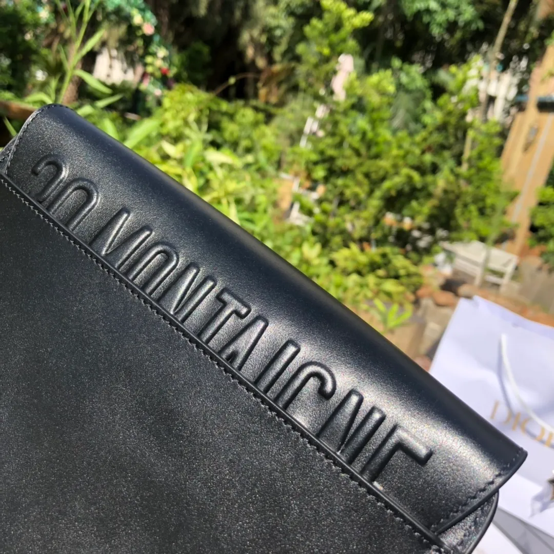 Top upgraded version 💰1760 Medium size: 22×17×6cm Dior Bobby’s new product is available from overseas channels! The new Dior saddle bag has finally arrived❗️This model is carefully made of black glossy cow leather, with a suede interior design, which is soft and rich in texture. It has a flip-top magnetic buckle design and a "CD" buckle on the front as decoration. With a detachable and adjustable shoulder strap embellished with a military-style buckle, it can be worn on the shoulder, cross-body or handheld.