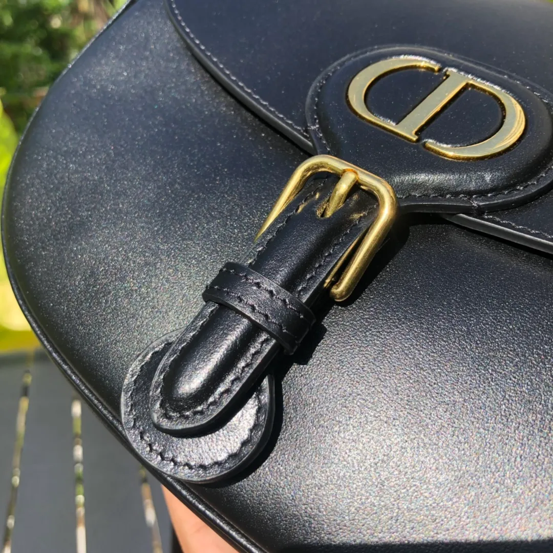 Top upgraded version 💰1760 Medium size: 22×17×6cm Dior Bobby’s new product is available from overseas channels! The new Dior saddle bag has finally arrived❗️This model is carefully made of black glossy cow leather, with a suede interior design, which is soft and rich in texture. It has a flip-top magnetic buckle design and a "CD" buckle on the front as decoration. With a detachable and adjustable shoulder strap embellished with a military-style buckle, it can be worn on the shoulder, cross-body or handheld.