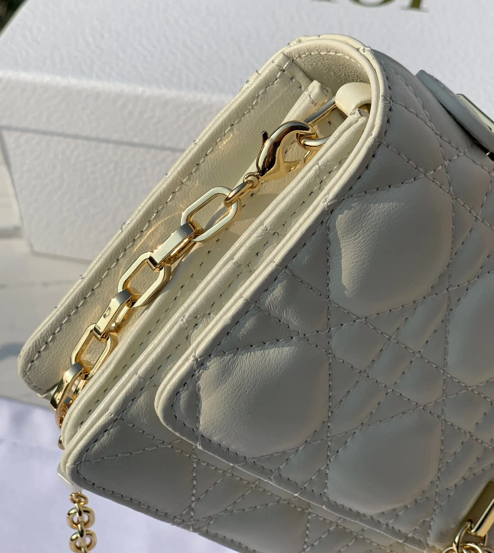 ❗️❗️❗️Free shipping with SF Express for year-end event❗️❗️❗️💰1760 Size 21✖️11.5✖️4.5cm Lady Dior hot new early spring clutch bag, soft lambskin material imported from Hong Kong trading company , soft and delicate, the chain decorated with pearls is more exquisite, the real thing is so beautiful, 🉑️Hand-carry or cross-body, multiple carrying methods, elegant temperament can be grasped