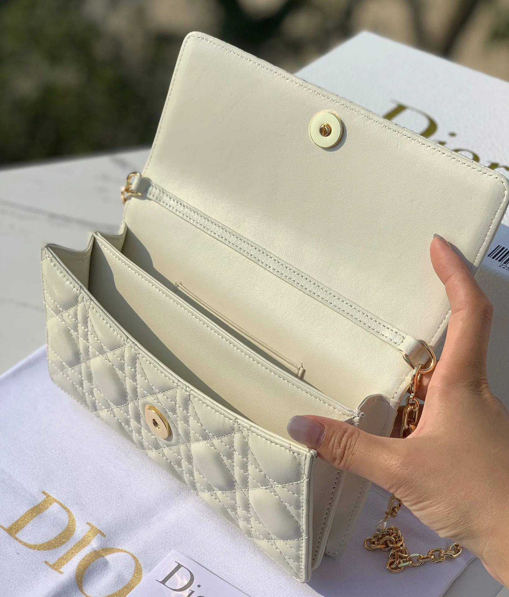 ❗️❗️❗️Free shipping with SF Express for year-end event❗️❗️❗️💰1760 Size 21✖️11.5✖️4.5cm Lady Dior hot new early spring clutch bag, soft lambskin material imported from Hong Kong trading company , soft and delicate, the chain decorated with pearls is more exquisite, the real thing is so beautiful, 🉑️Hand-carry or cross-body, multiple carrying methods, elegant temperament can be grasped