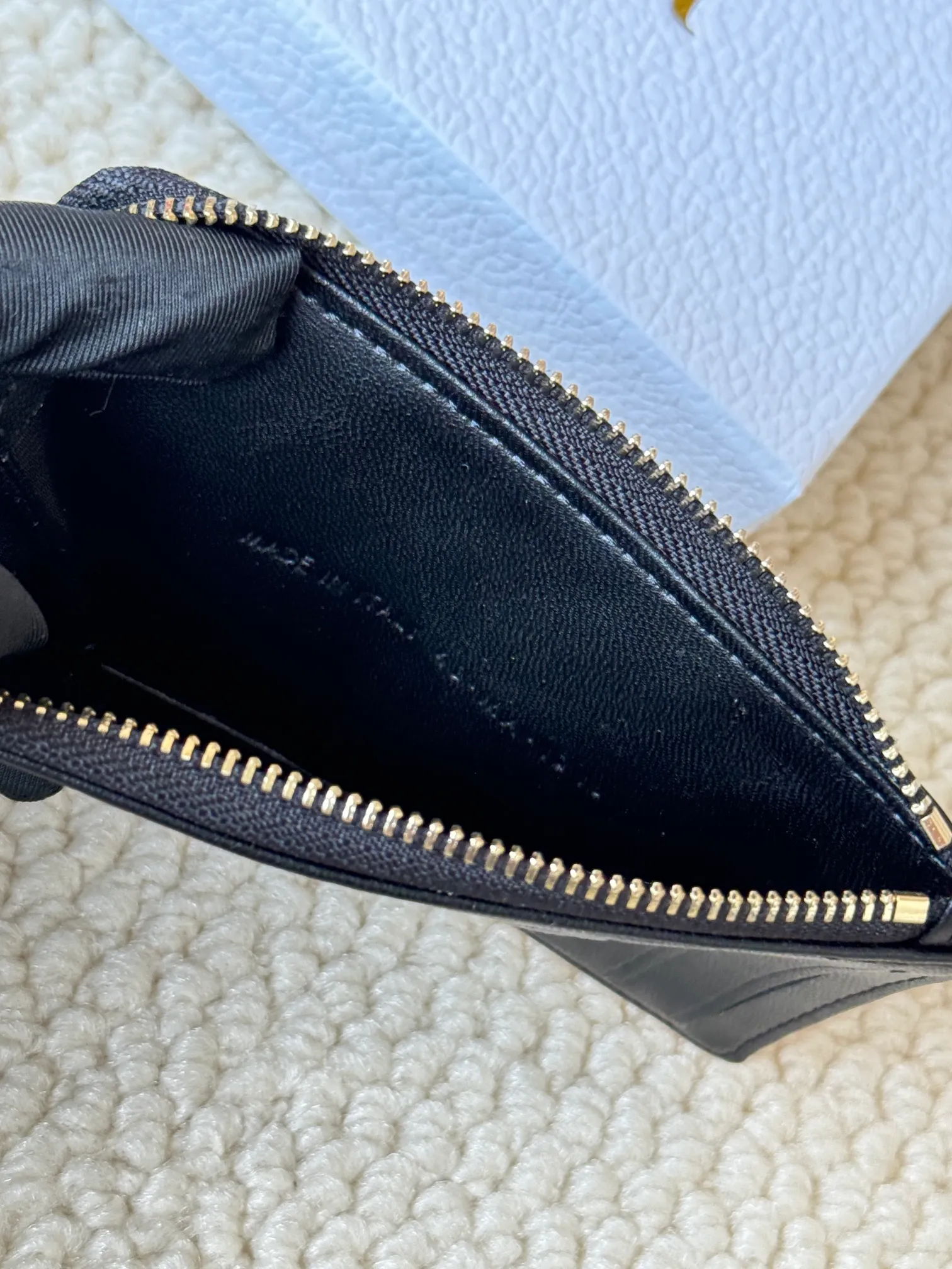 💰160Lady Dior Card Holder Sand color wallet I bought to fit into a waste bag, L-shaped opening, seven-zig card holder pull No.: S0965 There are too many front patch pockets to hold cards. The banknotes need to be folded 40% off, 30% off can be placed but it has a zipper. The size is 13.5*8.5*1.5 cm. The Dior card holder meets my various needs. Compared with other styles, it is thin, compact and has a large capacity. There is no conspicuous big LOGO, it will not scratch when placed in the bag, and it is relatively low-key and classic. There is a special place for access control cards, so you don’t need to mix them with bank cards. When I used to swipe access control cards, I couldn’t swipe them because there were too many cards, so I had to take out the access control cards separately. There is a zipper, so you don't have to worry about putting important things out, and the zipper is half-open, so it's more convenient to put things in and take things out than having only one side.