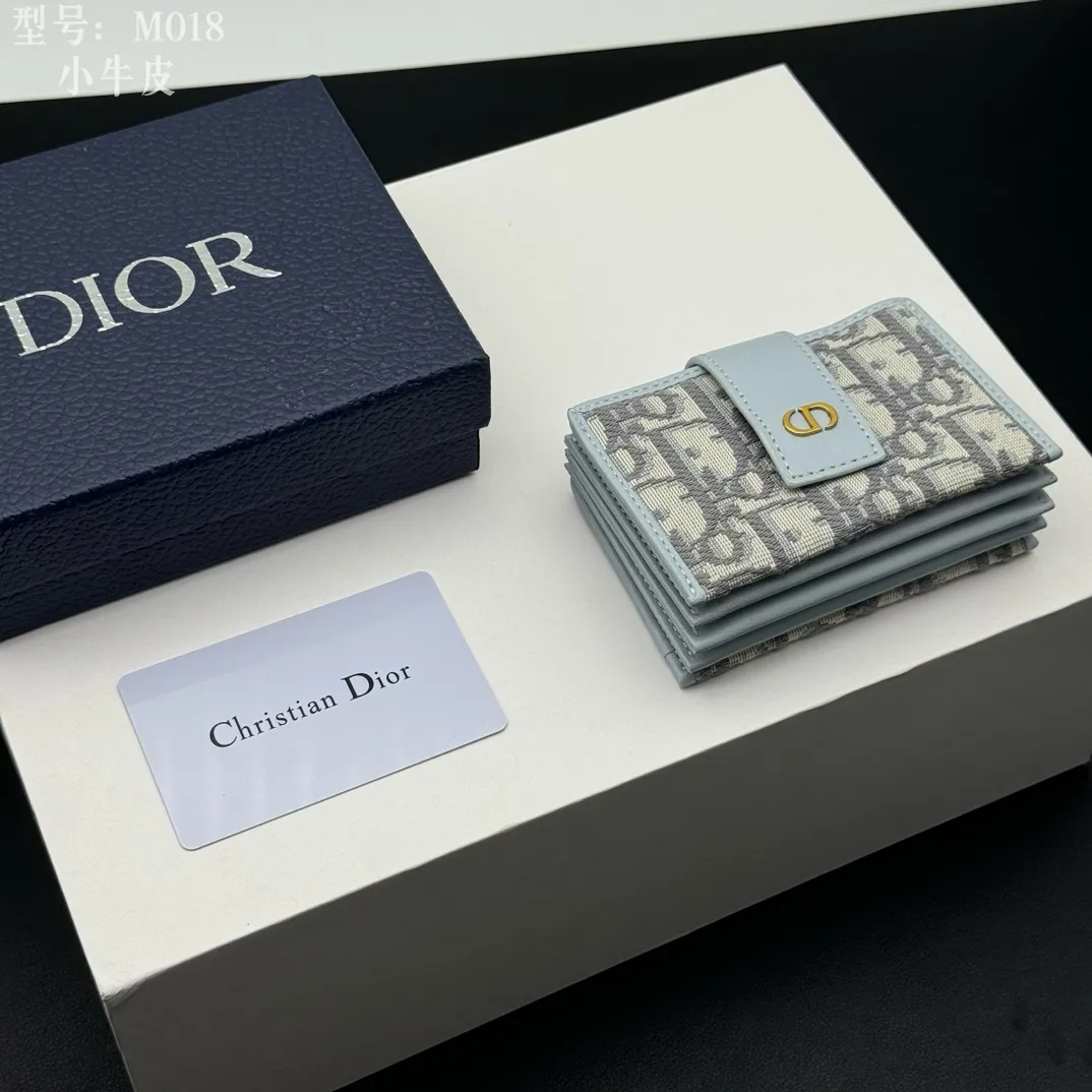 💰160 💎Top quality💕Cow leather inside and outside 𝑫𝒊𝒐𝒓Authentic products available at counters💌 Comes with picture box Exclusive real shot #Built-in sachet💕 This 30 Montaigne 5-compartment card holder is carefully made of blue Oblique printed fabric, cleverly combining the elegance of Dior with the exquisite craftsmanship of leather craftsmen. The design is compact and practical, with five compartments that can store a variety of daily necessities, and a snap button with the initials "CD" to highlight the brand's iconic elements. This card holder can be paired with other pieces from the 30 Montaigne collection for a classic and elegant look. · Blue Oblique print · "CD" logo on front · Front snap strap closure · 5 compartments · Dimensions: 11 cm x 7 cm x 2cm · Style number: S2058 / M018