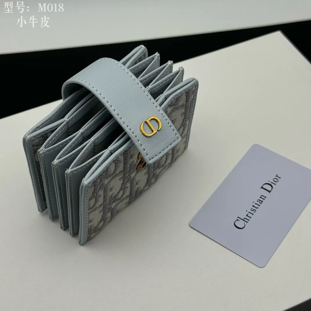 💰160 💎Top quality💕Cow leather inside and outside 𝑫𝒊𝒐𝒓Authentic products available at counters💌 Comes with picture box Exclusive real shot #Built-in sachet💕 This 30 Montaigne 5-compartment card holder is carefully made of blue Oblique printed fabric, cleverly combining the elegance of Dior with the exquisite craftsmanship of leather craftsmen. The design is compact and practical, with five compartments that can store a variety of daily necessities, and a snap button with the initials "CD" to highlight the brand's iconic elements. This card holder can be paired with other pieces from the 30 Montaigne collection for a classic and elegant look. · Blue Oblique print · "CD" logo on front · Front snap strap closure · 5 compartments · Dimensions: 11 cm x 7 cm x 2cm · Style number: S2058 / M018