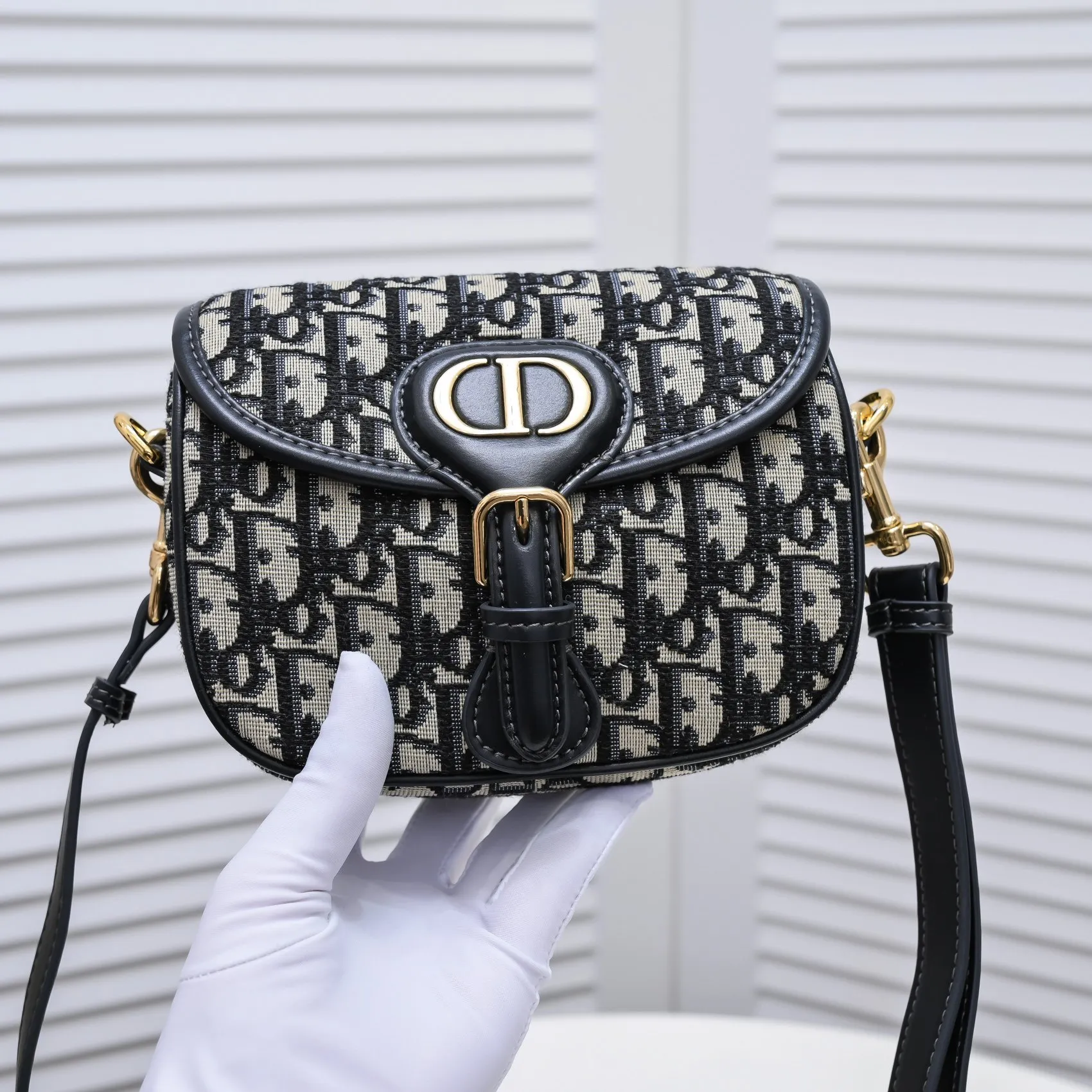 💰380￥ Comes with small size in box, original order quality, Dior tofu bag❤ Dior BOBBY 2020 early autumn new retro bag has retro presbyopic texture, stiff bag body hardware is aged, adds a retro feel, and is not easy to wear Small size: 18.14.5 presbyopic series