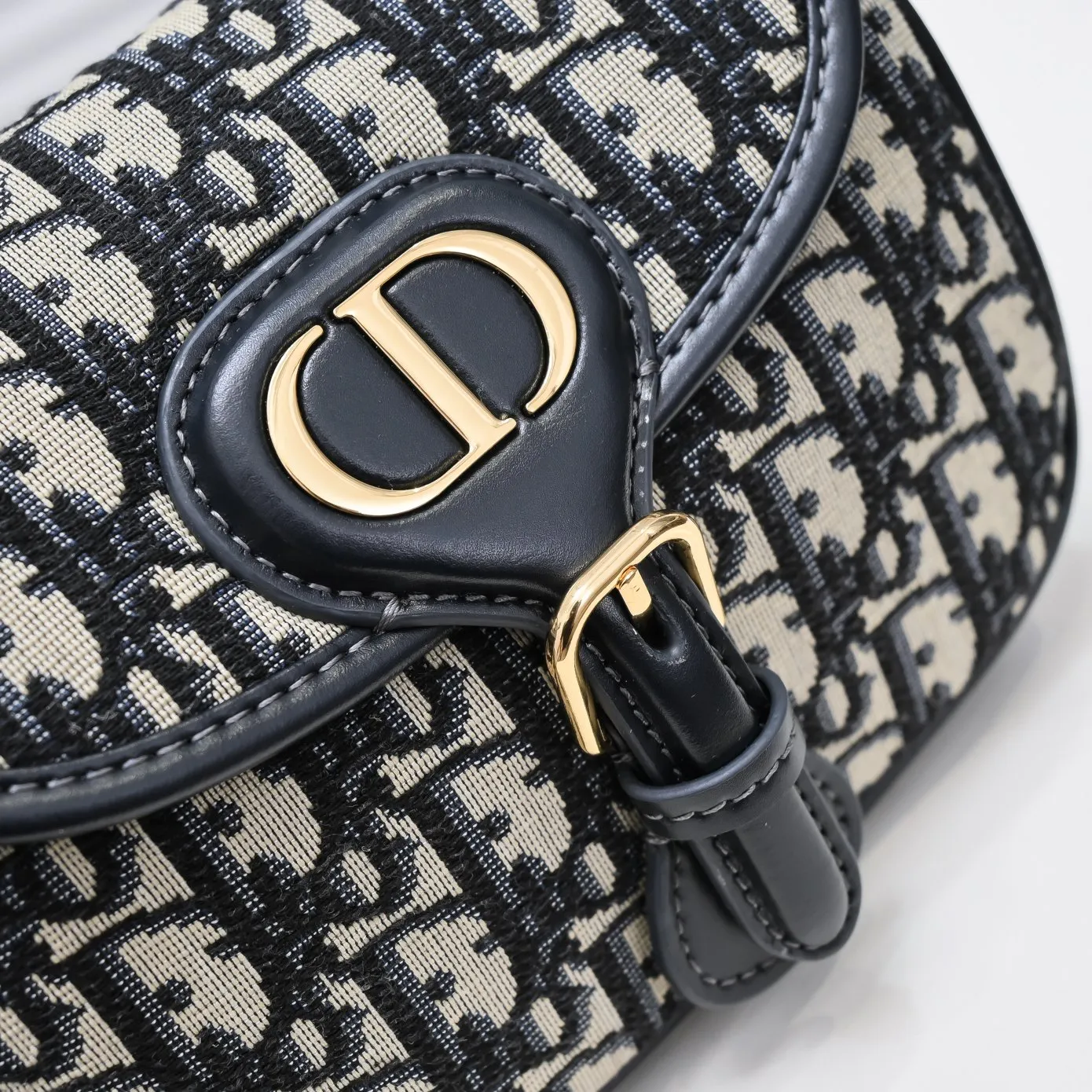 💰380￥ Comes with small size in box, original order quality, Dior tofu bag❤ Dior BOBBY 2020 early autumn new retro bag has retro presbyopic texture, stiff bag body hardware is aged, adds a retro feel, and is not easy to wear Small size: 18.14.5 presbyopic series