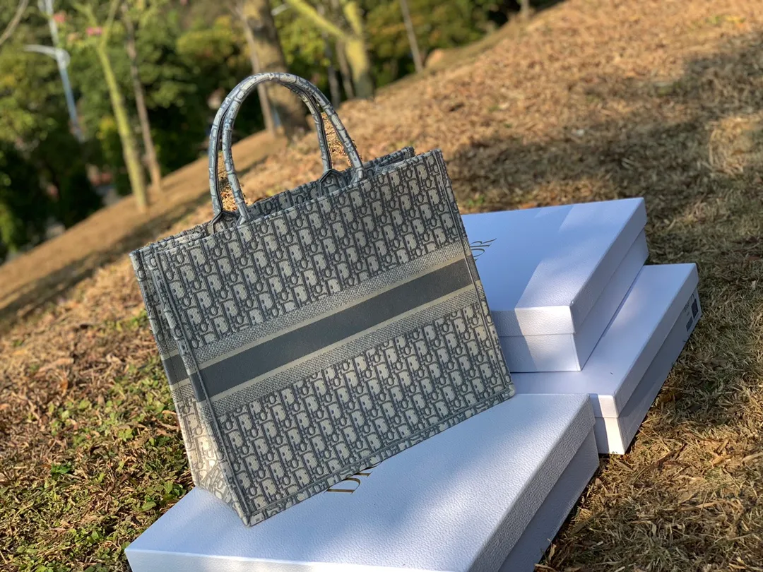 Top upgraded version 💰1560 Dimensions 41.5 x 35 x 18 cm Large Dio’s most popular product right now! It’s no exaggeration. All the counters on the official website were sold out. To describe this bag as “treasure” is my best understanding of it! The fabrics, embroidery, fonts, thread routing, and hemming of goods sold through pure blood channels are completely consistent with those at the counters! We have done comparisons, so we are very sure that there will not be anything better than it. If we want to be the second counter, we are safe!