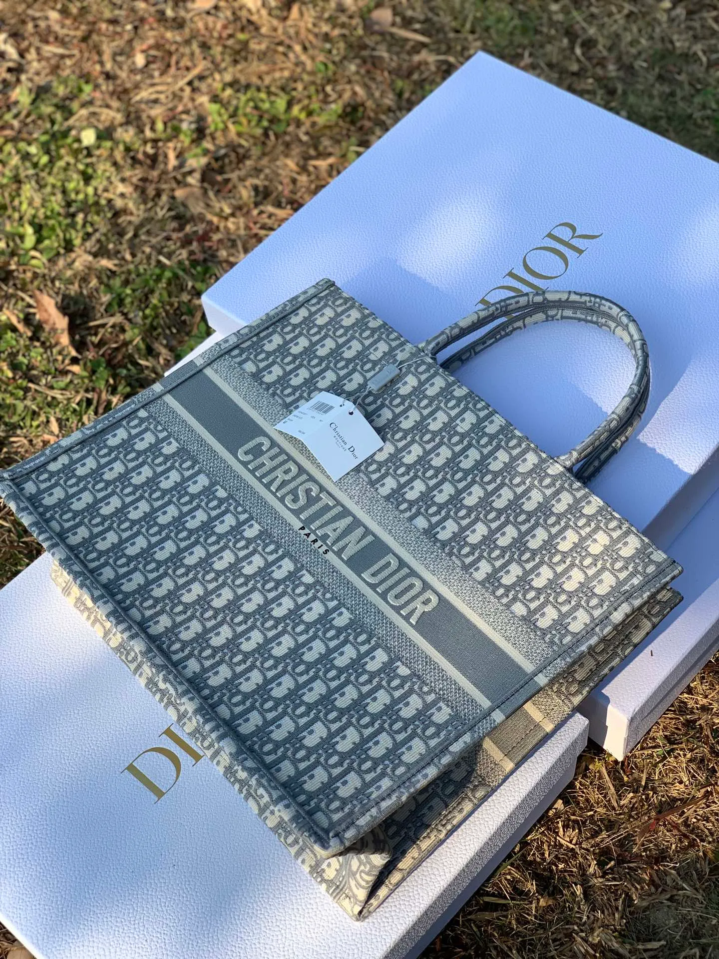 Top upgraded version 💰1560 Dimensions 41.5 x 35 x 18 cm Large Dio’s most popular product right now! It’s no exaggeration. All the counters on the official website were sold out. To describe this bag as “treasure” is my best understanding of it! The fabrics, embroidery, fonts, thread routing, and hemming of goods sold through pure blood channels are completely consistent with those at the counters! We have done comparisons, so we are very sure that there will not be anything better than it. If we want to be the second counter, we are safe!