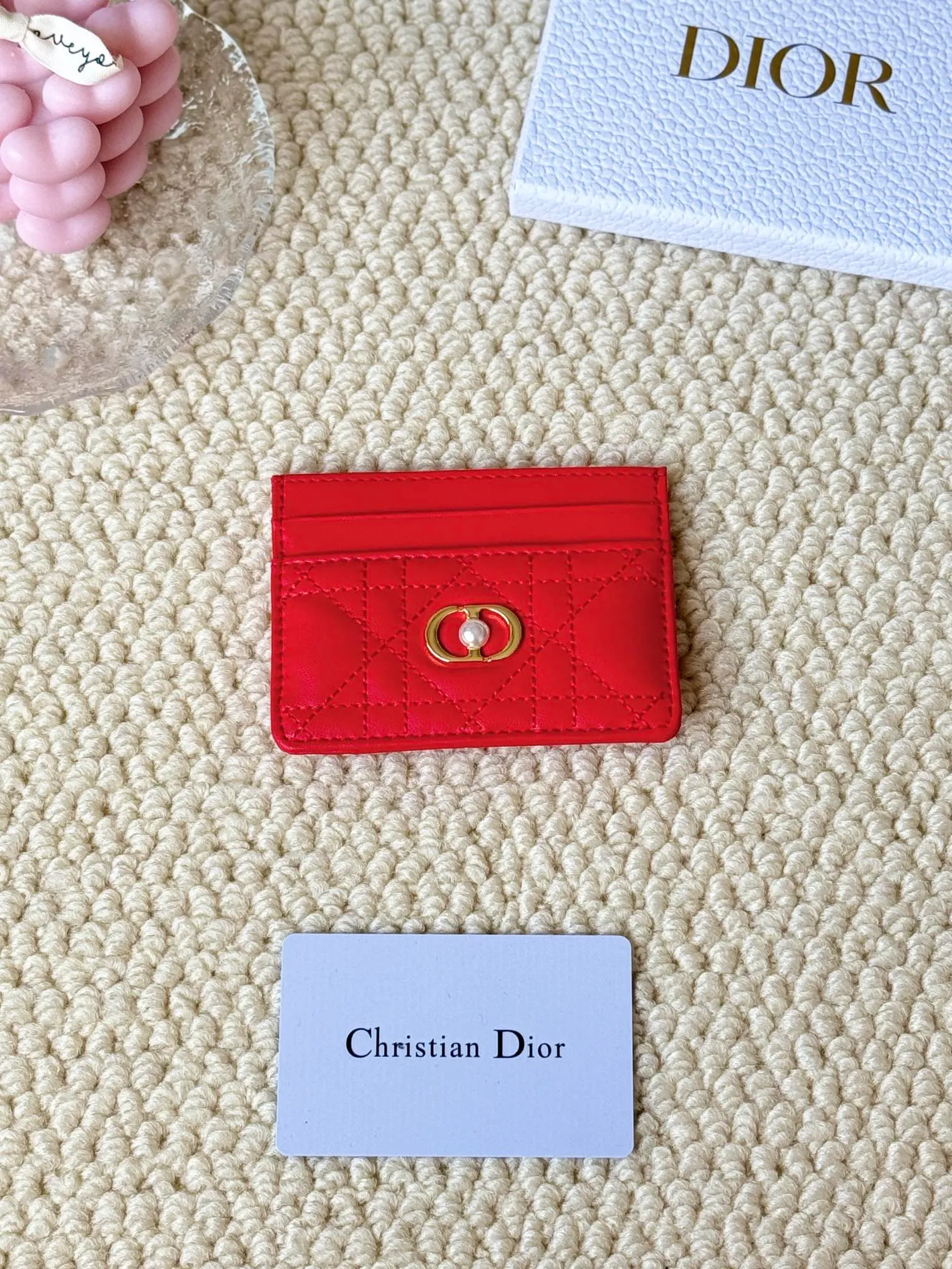 💰110 dior card cd card holder New style CD with a mini pearl on the front No.: S3103 Carefully made of soft cowhide, decorated with cannage pattern topstitching, embellished with "CD" ➕ pearl embellishment logo on the front. Elegant and sophisticated, it has five card slots and is suitable for various occasions. Size: 10.5*7.5cm Dior Caro five-compartment card holder is a new product this season, elegant and practical.