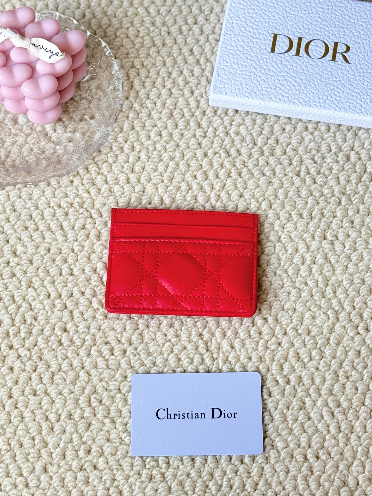 💰110 dior card cd card holder New style CD with a mini pearl on the front No.: S3103 Carefully made of soft cowhide, decorated with cannage pattern topstitching, embellished with "CD" ➕ pearl embellishment logo on the front. Elegant and sophisticated, it has five card slots and is suitable for various occasions. Size: 10.5*7.5cm Dior Caro five-compartment card holder is a new product this season, elegant and practical.