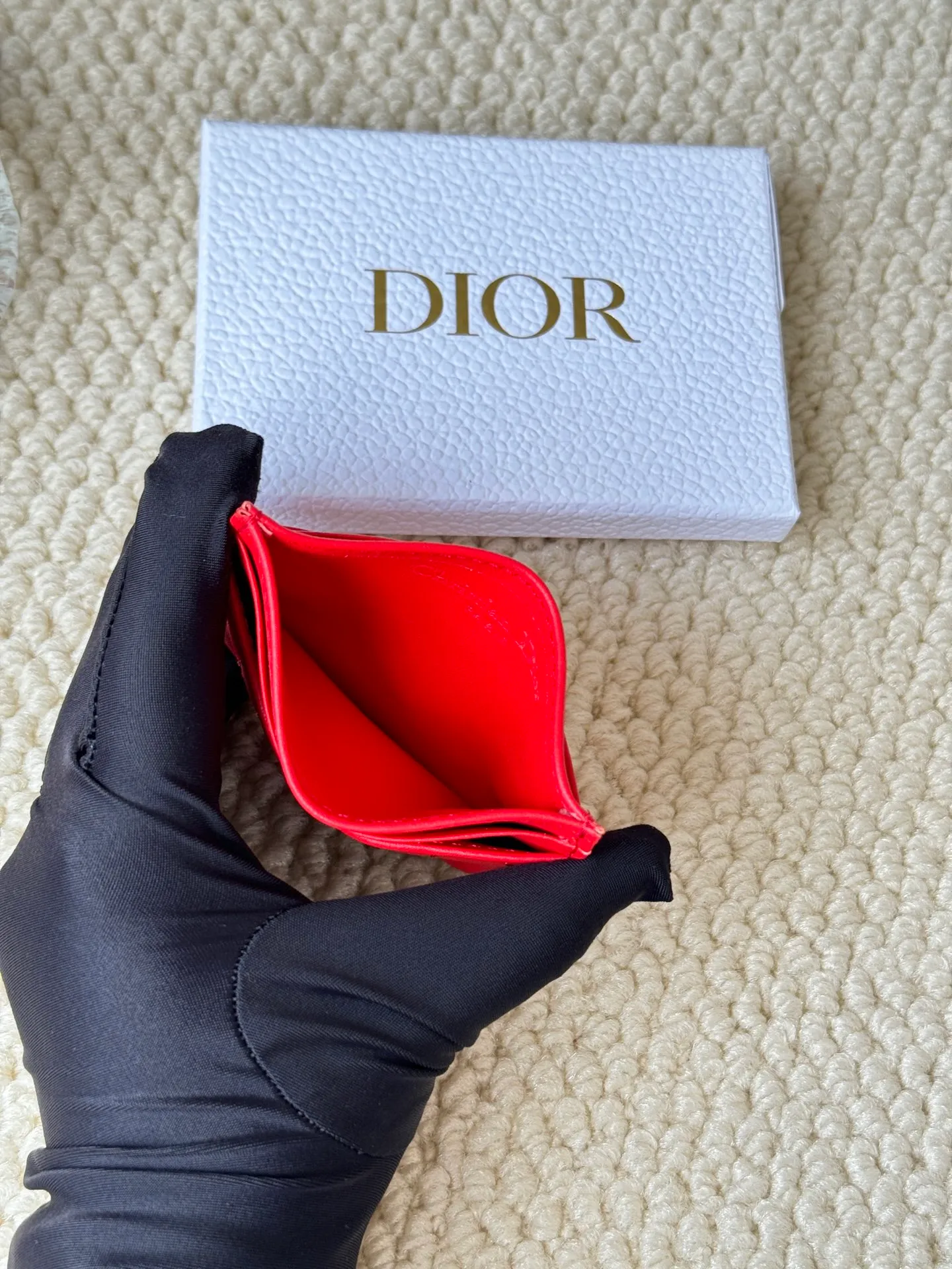 💰110 dior card cd card holder New style CD with a mini pearl on the front No.: S3103 Carefully made of soft cowhide, decorated with cannage pattern topstitching, embellished with "CD" ➕ pearl embellishment logo on the front. Elegant and sophisticated, it has five card slots and is suitable for various occasions. Size: 10.5*7.5cm Dior Caro five-compartment card holder is a new product this season, elegant and practical.