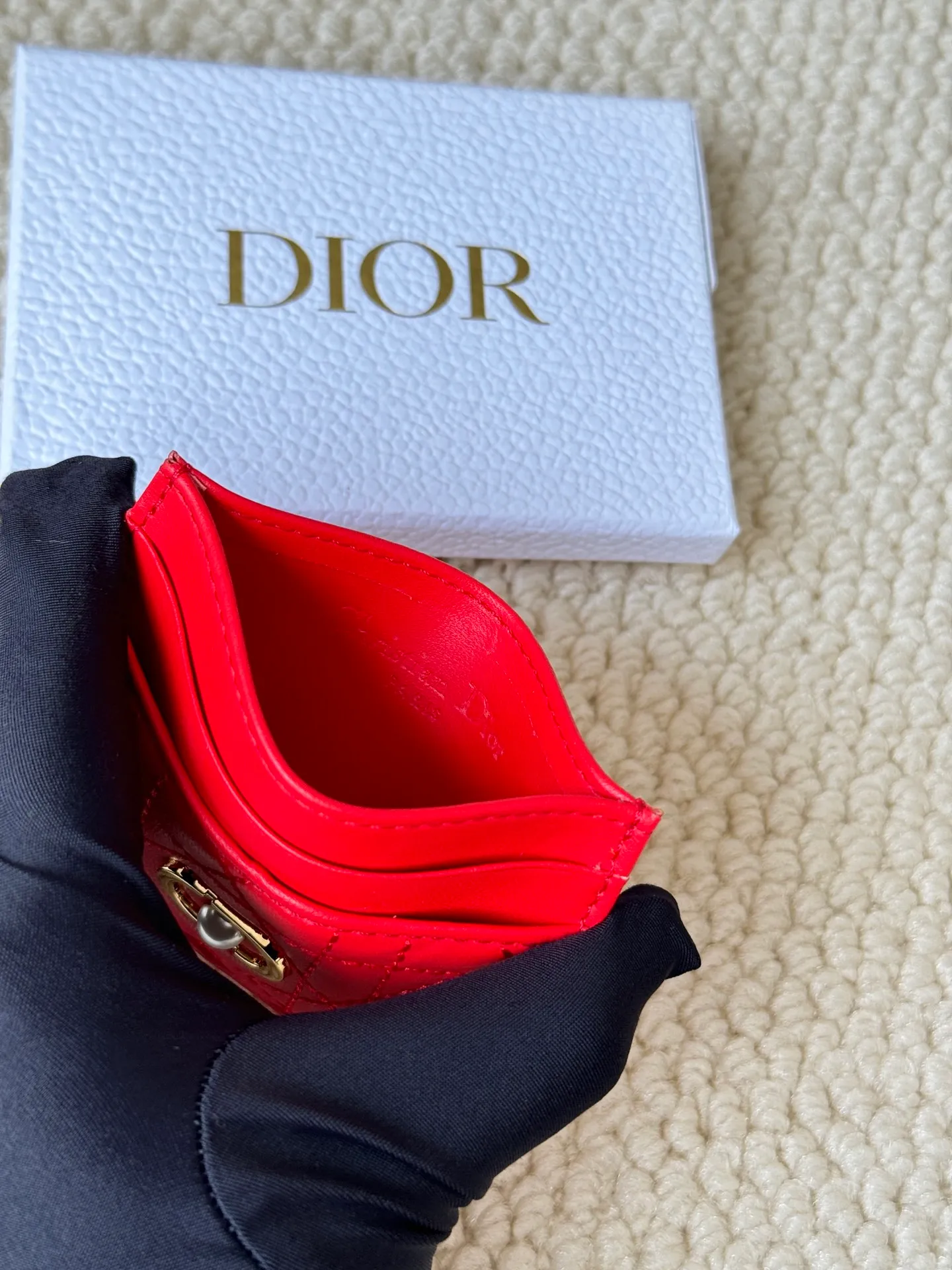 💰110 dior card cd card holder New style CD with a mini pearl on the front No.: S3103 Carefully made of soft cowhide, decorated with cannage pattern topstitching, embellished with "CD" ➕ pearl embellishment logo on the front. Elegant and sophisticated, it has five card slots and is suitable for various occasions. Size: 10.5*7.5cm Dior Caro five-compartment card holder is a new product this season, elegant and practical.