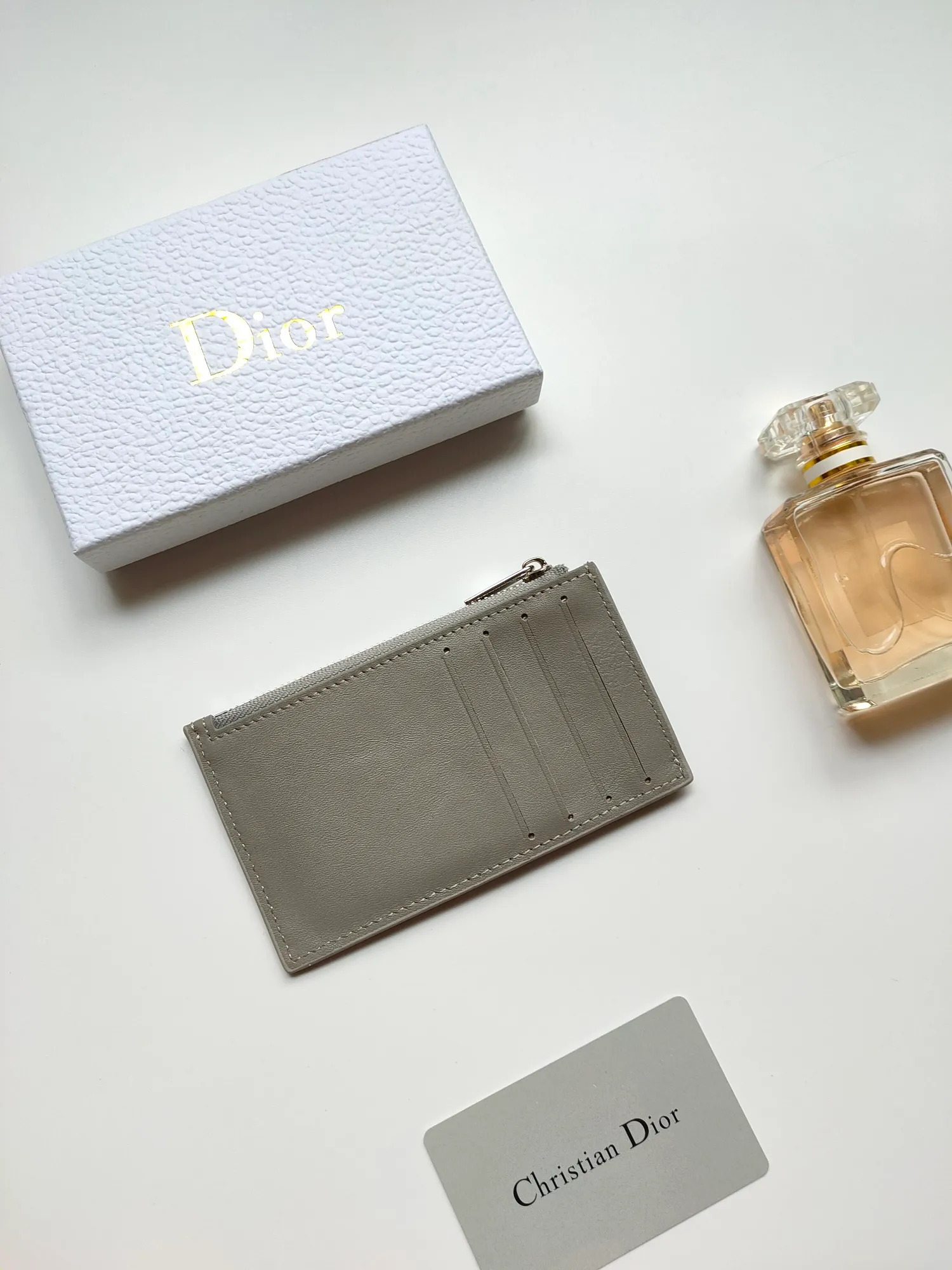 ￥100💰Dior’s new zipper card holder is practical yet elegant. Crafted in Dior Gray CD Diamond canvas, inspired by the Dior archives, it's finished with tonal smooth calf leather details. Featuring a zippered compartment with four card slots, it can easily fit into a variety of pockets. Style number: CH250 Size: 13.2 x 7.5 cm