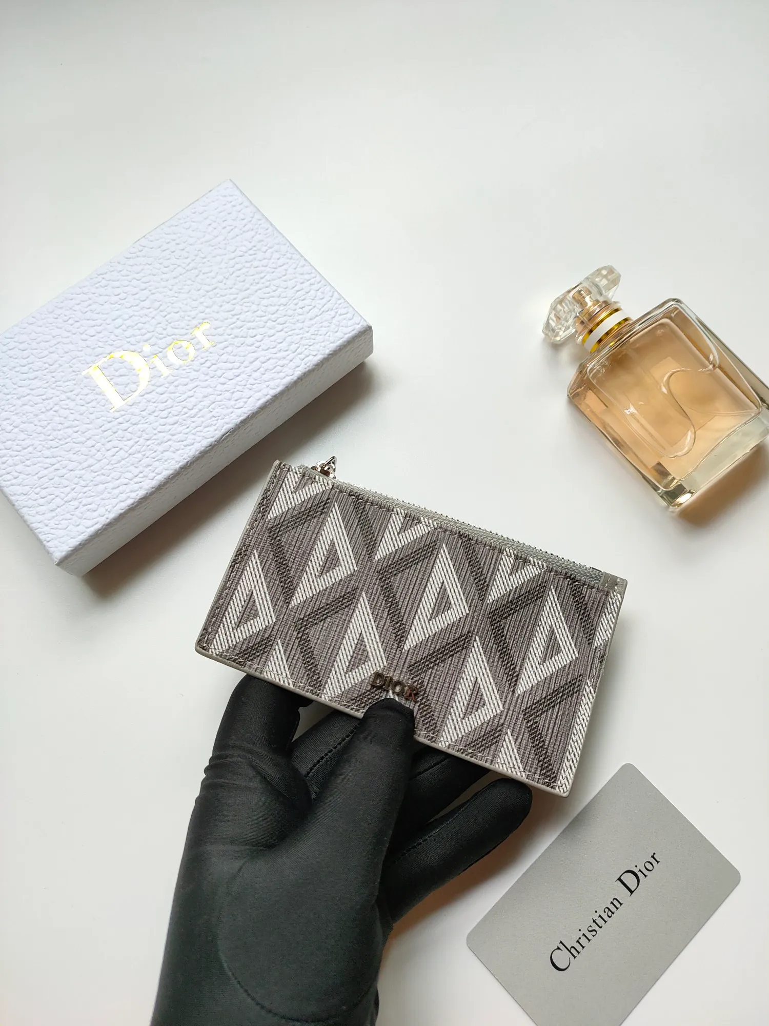 ￥100💰Dior’s new zipper card holder is practical yet elegant. Crafted in Dior Gray CD Diamond canvas, inspired by the Dior archives, it's finished with tonal smooth calf leather details. Featuring a zippered compartment with four card slots, it can easily fit into a variety of pockets. Style number: CH250 Size: 13.2 x 7.5 cm