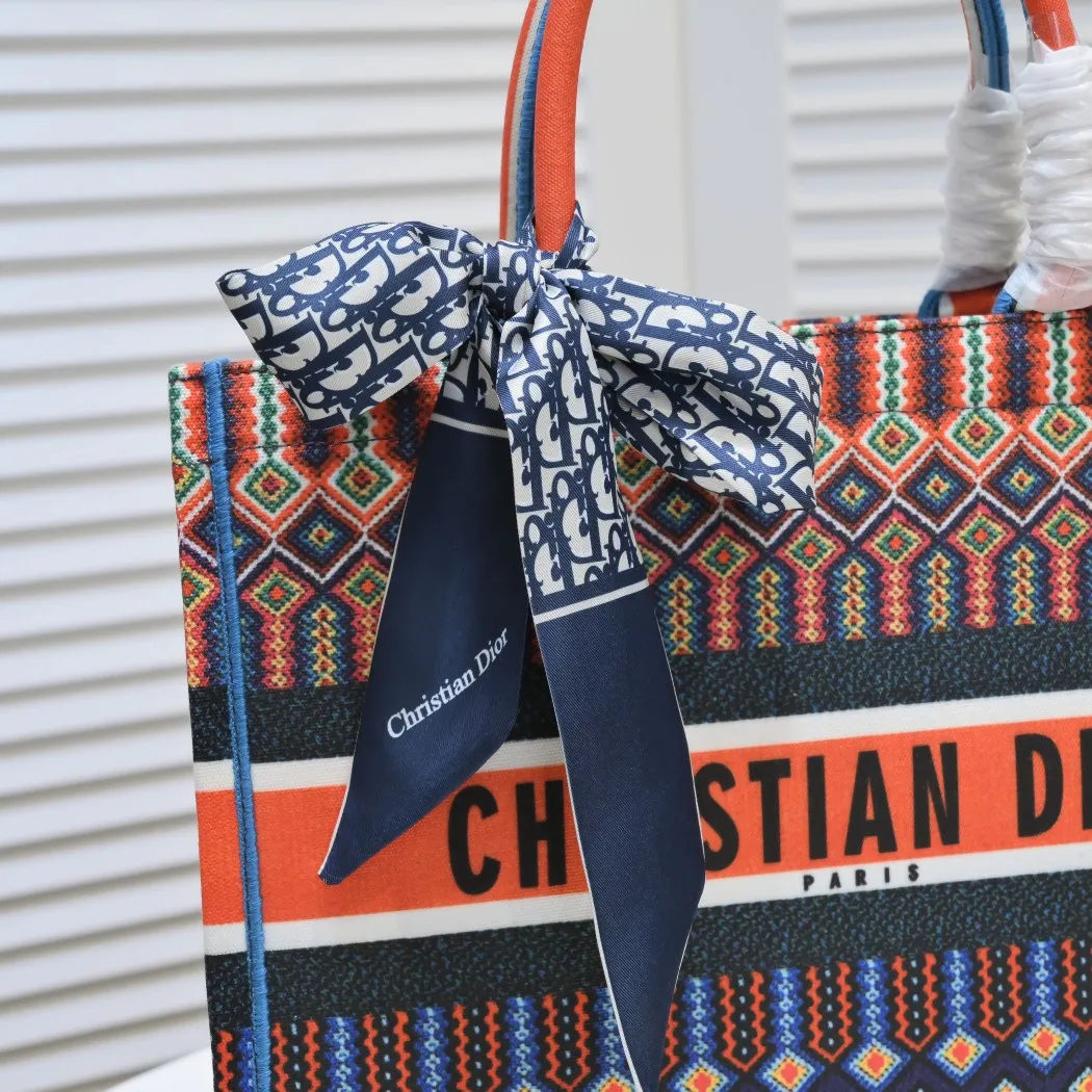 💰340￥Small size with silk scarf and overlock🔜Dior new shopping bag at Dior counter! Counters are updated simultaneously! Limited edition of the same style as the stars! Super stylish! Imported fabric👍high-end quality! Model: 8034 Size: 36*27*16cm