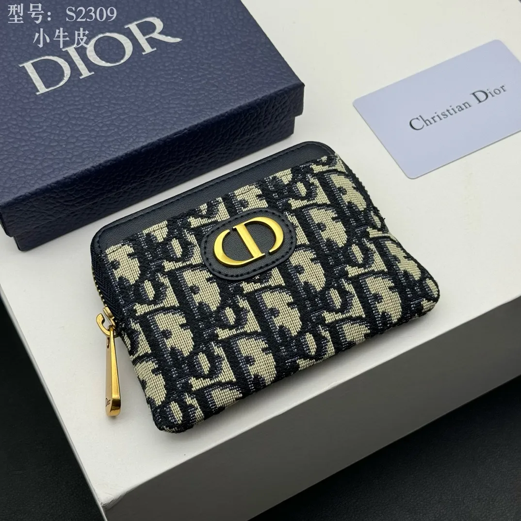 💰130 💎Top quality, full leather inside and outside 💕 𝑫𝒊𝒐𝒓 Genuine products available at counters 💌 This Dior Caro Lavender wallet is a new style in the winter series, presenting an extremely practical design. Made of soft black calfskin with Cannage pattern stitching and CD logo on the front. This compact accessory features a zip compartment and card compartment for easy portability and can be paired with other Dior Caro creations. CD logo on front 4 card compartments 1 zipped compartment Dimensions: 11.5 x 9.5 x 2 cm Style number: S2309