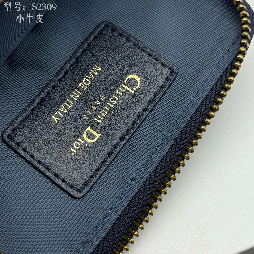 💰130 💎Top quality, full leather inside and outside 💕 𝑫𝒊𝒐𝒓 Genuine products available at counters 💌 This Dior Caro Lavender wallet is a new style in the winter series, presenting an extremely practical design. Made of soft black calfskin with Cannage pattern stitching and CD logo on the front. This compact accessory features a zip compartment and card compartment for easy portability and can be paired with other Dior Caro creations. CD logo on front 4 card compartments 1 zipped compartment Dimensions: 11.5 x 9.5 x 2 cm Style number: S2309