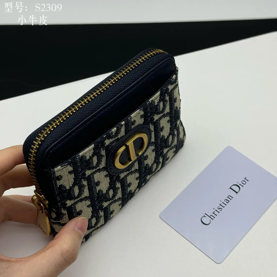 💰130 💎Top quality, full leather inside and outside 💕 𝑫𝒊𝒐𝒓 Genuine products available at counters 💌 This Dior Caro Lavender wallet is a new style in the winter series, presenting an extremely practical design. Made of soft black calfskin with Cannage pattern stitching and CD logo on the front. This compact accessory features a zip compartment and card compartment for easy portability and can be paired with other Dior Caro creations. CD logo on front 4 card compartments 1 zipped compartment Dimensions: 11.5 x 9.5 x 2 cm Style number: S2309