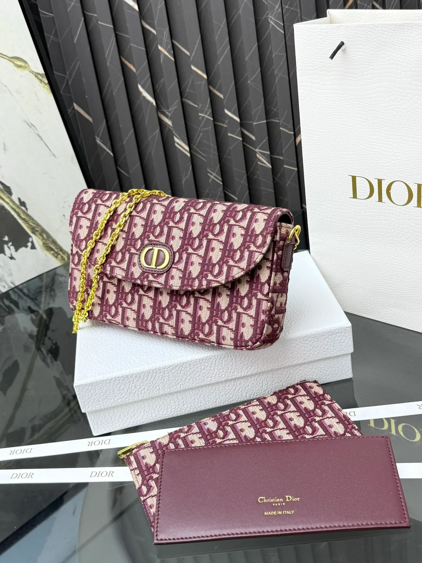 💰290💰New🎀🎀DIOR Dior’s latest crossbody bag for autumn and winter 2025. The shape of the 3-in-1 bag is so cute, it is small and exquisite. It is made of Obliaue presbyopic fabric and the iconic letters enhance the style. The 3-in-1 capacity can store various daily necessities and mobile phone card change. It can be beautiful when you go out every day. Size: 21.5*12*2cm No.: S4306 Color: gray, white, blue, maroon