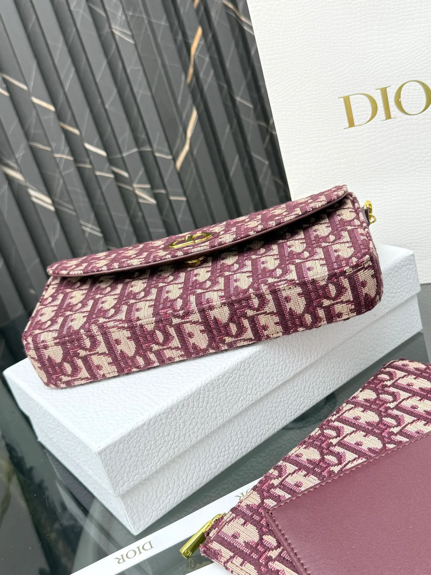 💰290💰New🎀🎀DIOR Dior’s latest crossbody bag for autumn and winter 2025. The shape of the 3-in-1 bag is so cute, it is small and exquisite. It is made of Obliaue presbyopic fabric and the iconic letters enhance the style. The 3-in-1 capacity can store various daily necessities and mobile phone card change. It can be beautiful when you go out every day. Size: 21.5*12*2cm No.: S4306 Color: gray, white, blue, maroon