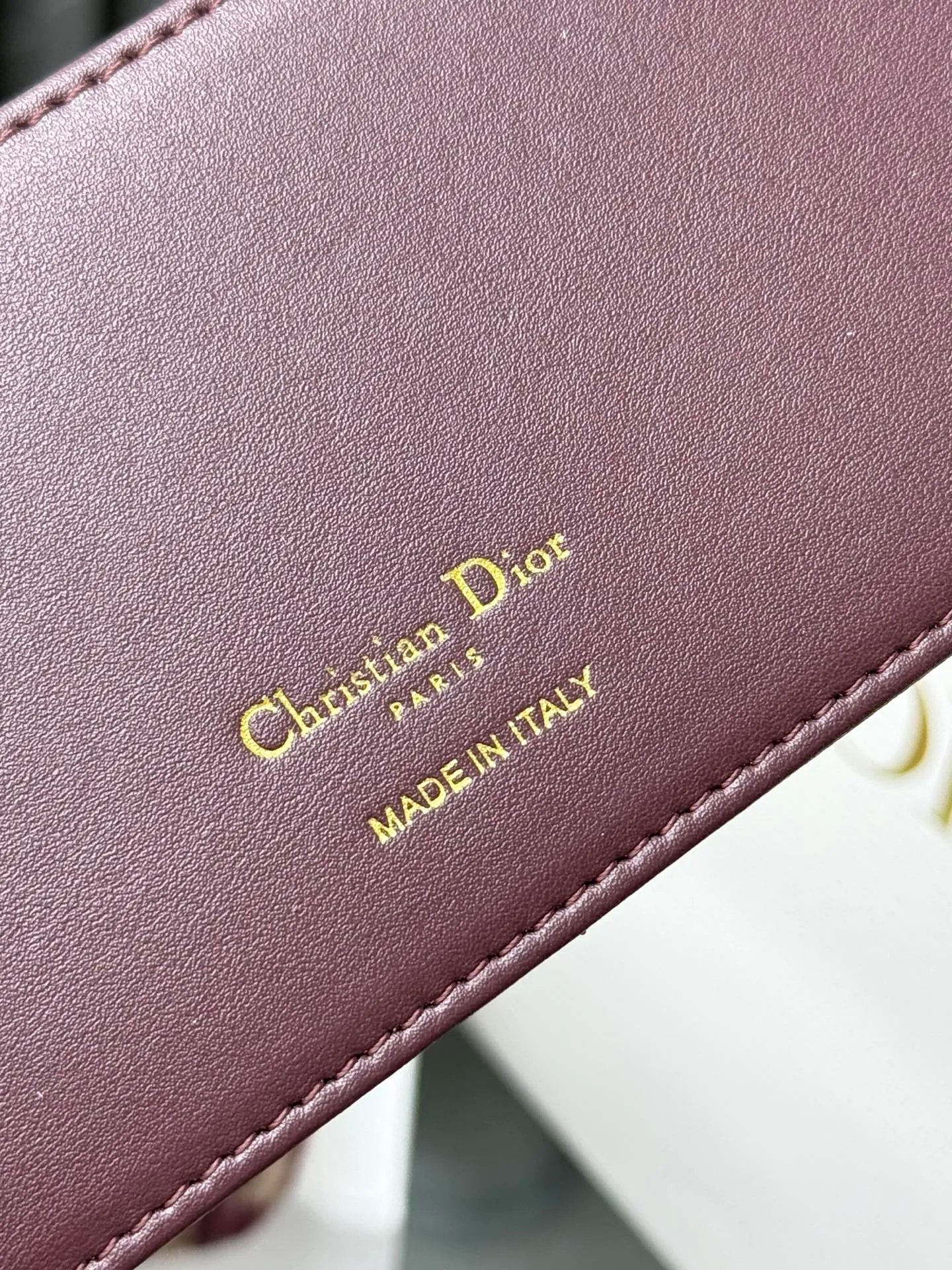 💰290💰New🎀🎀DIOR Dior’s latest crossbody bag for autumn and winter 2025. The shape of the 3-in-1 bag is so cute, it is small and exquisite. It is made of Obliaue presbyopic fabric and the iconic letters enhance the style. The 3-in-1 capacity can store various daily necessities and mobile phone card change. It can be beautiful when you go out every day. Size: 21.5*12*2cm No.: S4306 Color: gray, white, blue, maroon