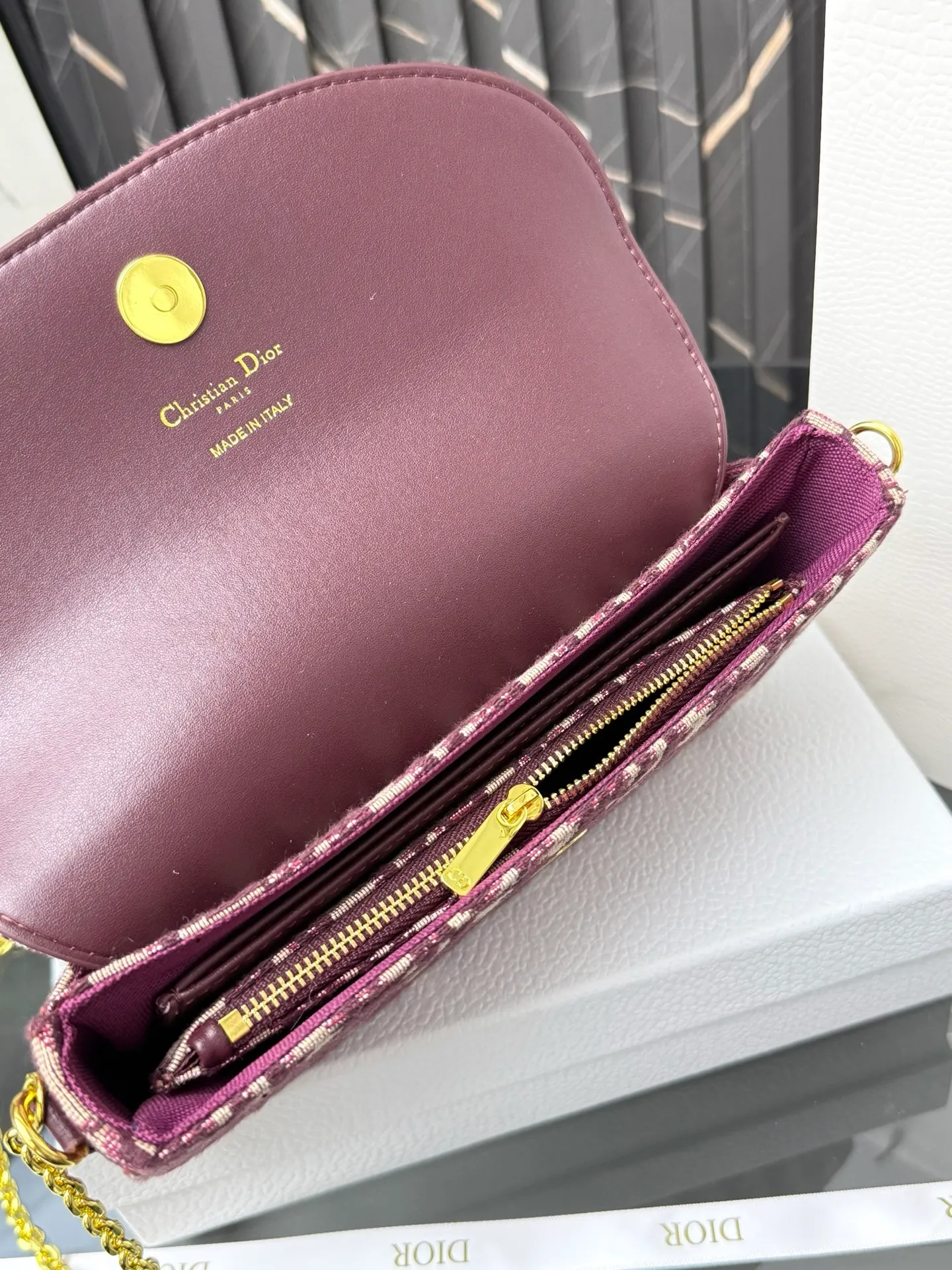 💰290💰New🎀🎀DIOR Dior’s latest crossbody bag for autumn and winter 2025. The shape of the 3-in-1 bag is so cute, it is small and exquisite. It is made of Obliaue presbyopic fabric and the iconic letters enhance the style. The 3-in-1 capacity can store various daily necessities and mobile phone card change. It can be beautiful when you go out every day. Size: 21.5*12*2cm No.: S4306 Color: gray, white, blue, maroon
