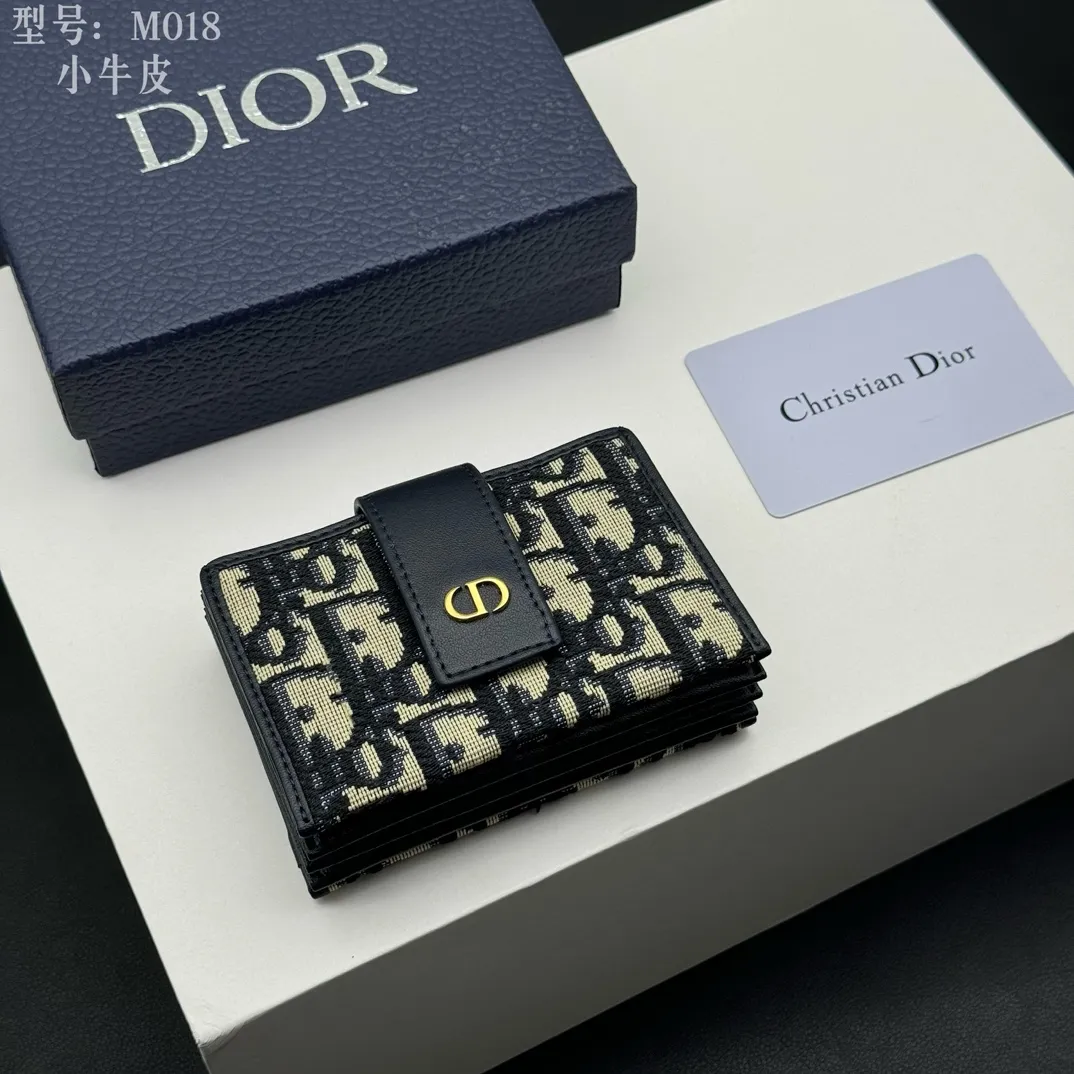 💰160 💎Top quality💕Cow leather inside and outside 𝑫𝒊𝒐𝒓Authentic products available at counters💌 Comes with picture box Exclusive real shot #Built-in sachet💕 This 30 Montaigne 5-compartment card holder is carefully made of blue Oblique printed fabric, cleverly combining the elegance of Dior with the exquisite craftsmanship of leather craftsmen. The design is compact and practical, with five compartments that can store a variety of daily necessities, and a snap button with the initials "CD" to highlight the brand's iconic elements. This card holder can be paired with other pieces from the 30 Montaigne collection for a classic and elegant look. · Blue Oblique print · "CD" logo on front · Front snap strap closure · 5 compartments · Dimensions: 11 cm x 7 cm x 2cm · Style number: S2058 / M018