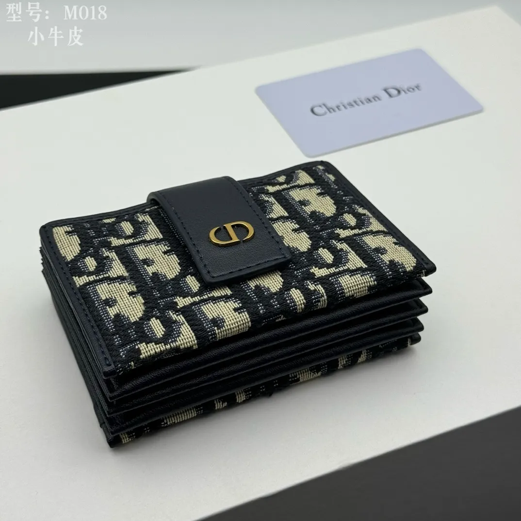 💰160 💎Top quality💕Cow leather inside and outside 𝑫𝒊𝒐𝒓Authentic products available at counters💌 Comes with picture box Exclusive real shot #Built-in sachet💕 This 30 Montaigne 5-compartment card holder is carefully made of blue Oblique printed fabric, cleverly combining the elegance of Dior with the exquisite craftsmanship of leather craftsmen. The design is compact and practical, with five compartments that can store a variety of daily necessities, and a snap button with the initials "CD" to highlight the brand's iconic elements. This card holder can be paired with other pieces from the 30 Montaigne collection for a classic and elegant look. · Blue Oblique print · "CD" logo on front · Front snap strap closure · 5 compartments · Dimensions: 11 cm x 7 cm x 2cm · Style number: S2058 / M018