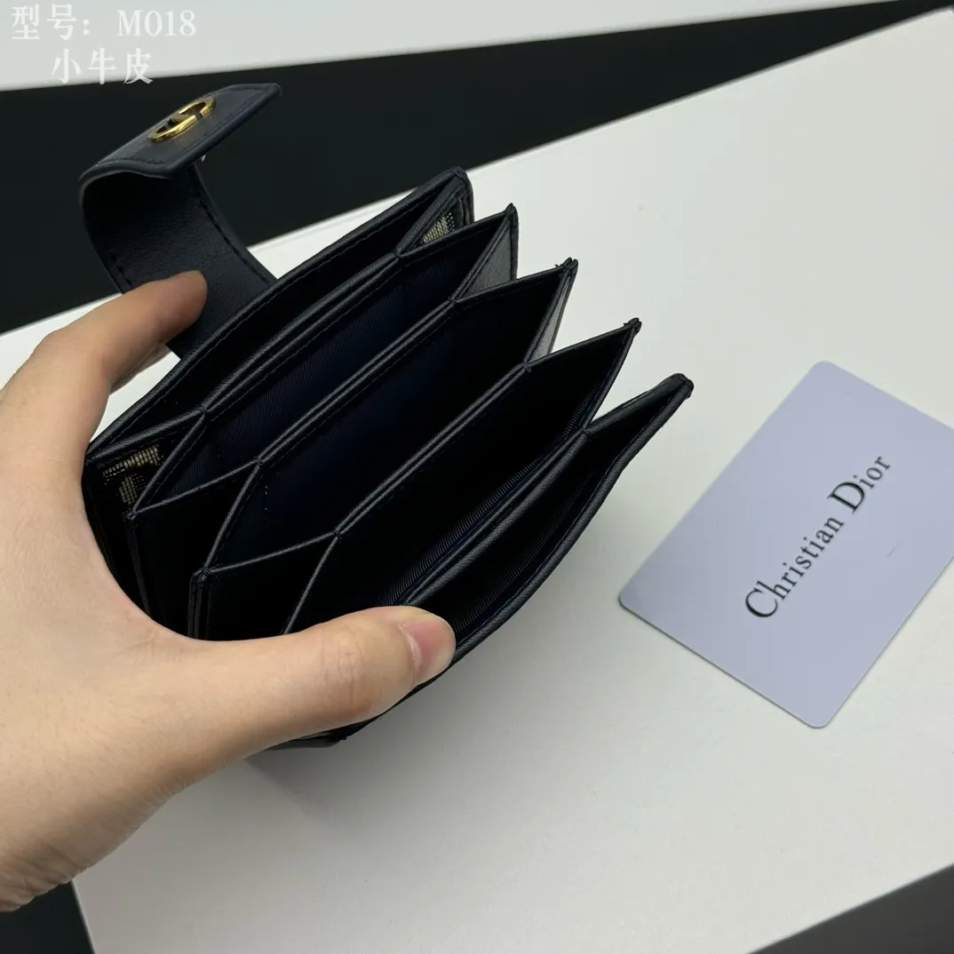 💰160 💎Top quality💕Cow leather inside and outside 𝑫𝒊𝒐𝒓Authentic products available at counters💌 Comes with picture box Exclusive real shot #Built-in sachet💕 This 30 Montaigne 5-compartment card holder is carefully made of blue Oblique printed fabric, cleverly combining the elegance of Dior with the exquisite craftsmanship of leather craftsmen. The design is compact and practical, with five compartments that can store a variety of daily necessities, and a snap button with the initials "CD" to highlight the brand's iconic elements. This card holder can be paired with other pieces from the 30 Montaigne collection for a classic and elegant look. · Blue Oblique print · "CD" logo on front · Front snap strap closure · 5 compartments · Dimensions: 11 cm x 7 cm x 2cm · Style number: S2058 / M018