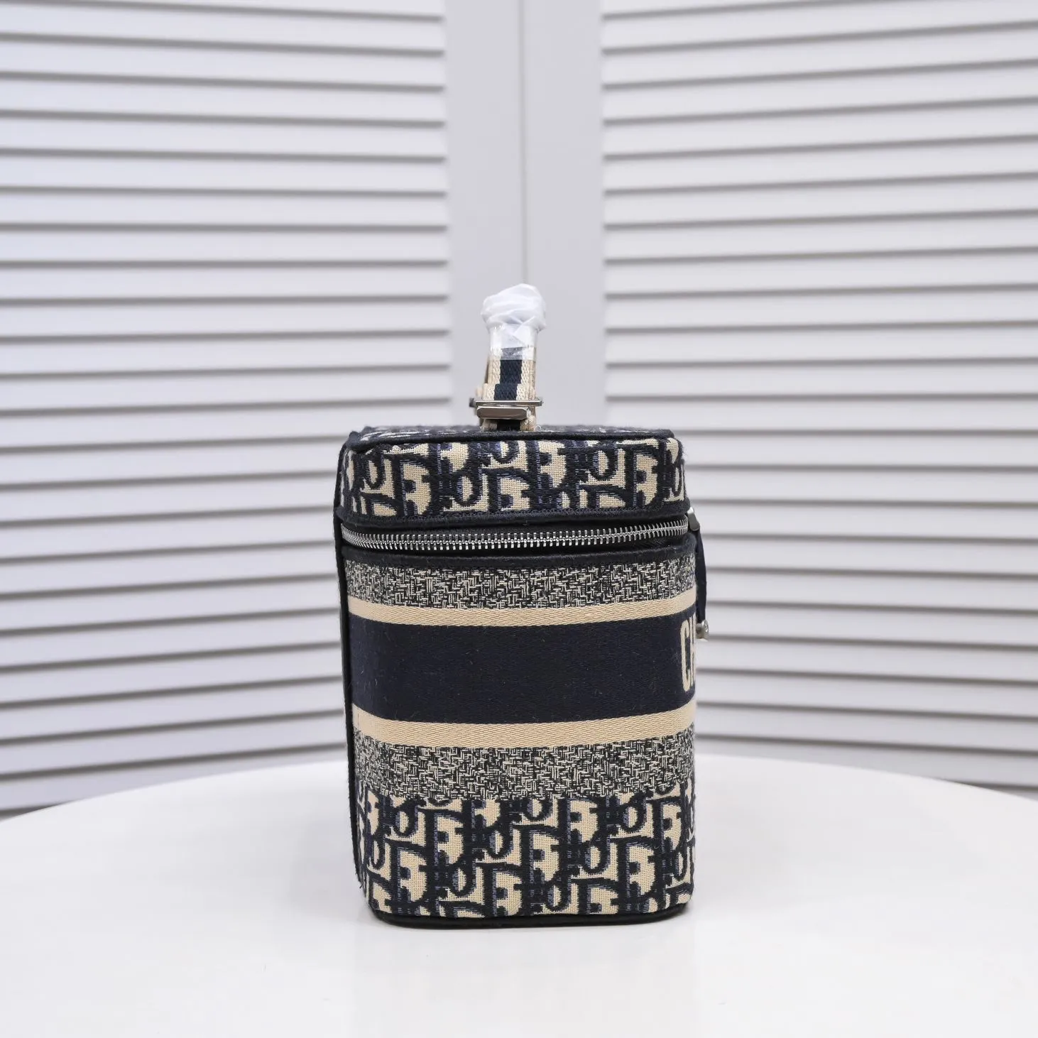 💰420￥Large size🔥🔥Dior DIOR old flower embroidery 2020 most popular cosmetic bag shipped - super large capacity can hold a lot of things, a must-have when going out - 😍25x 19.5 x 14 cm