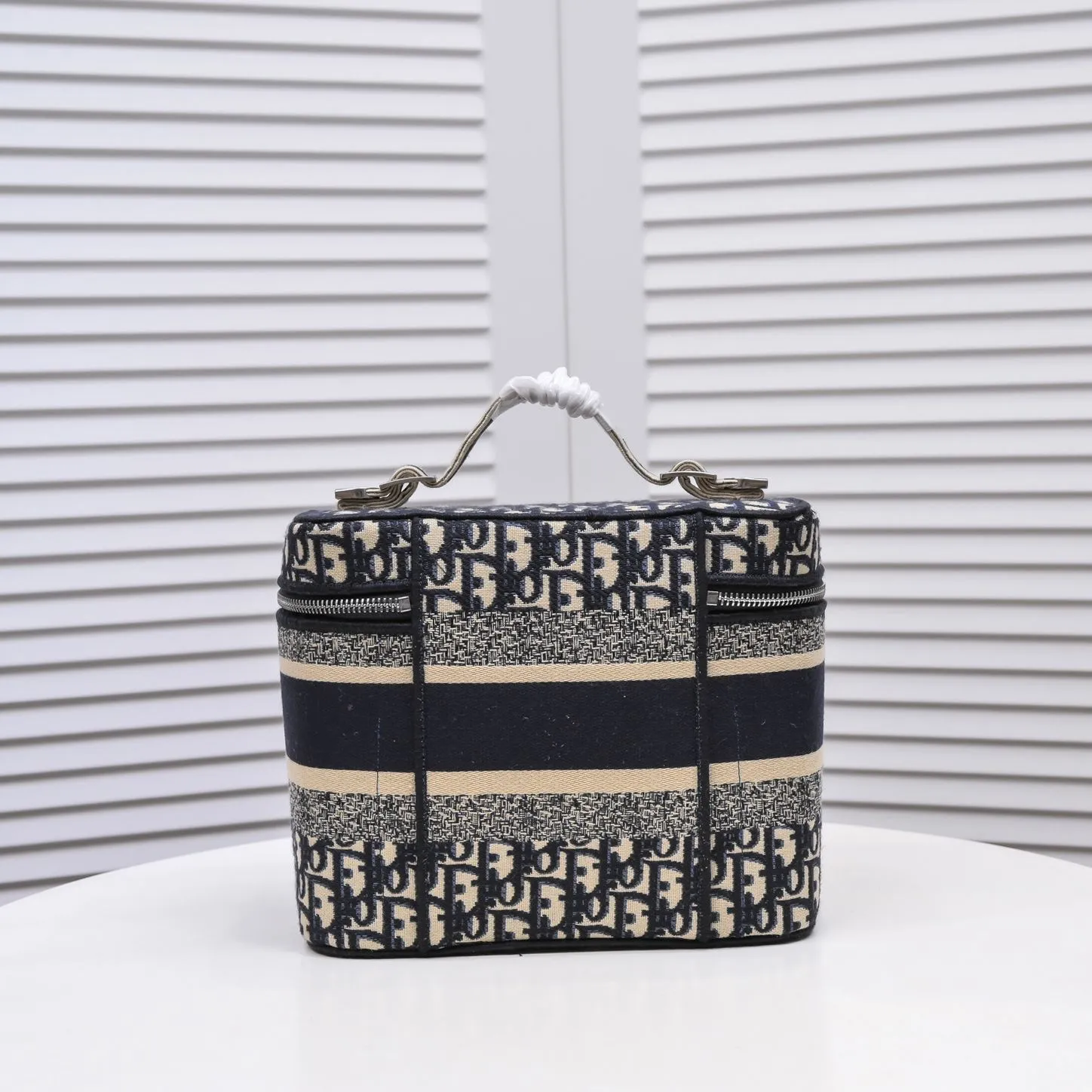 💰420￥Large size🔥🔥Dior DIOR old flower embroidery 2020 most popular cosmetic bag shipped - super large capacity can hold a lot of things, a must-have when going out - 😍25x 19.5 x 14 cm