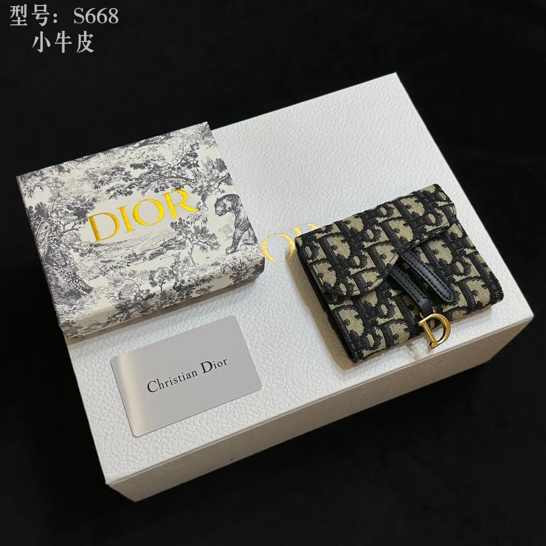💰160 💎Top quality 🇫🇷 DIOR Dior tri-fold wallet ❤️ 💌 Two-layer calfskin, non-transferable‼ ️ The Dior Oblique pattern Nano clutch in blue jacquard is a modern interpretation of the saddle series. The "D" element is decorated on the front flap, showing a classic gold-toned metallic luster. A single internal compartment allows this versatile piece to store all your daily essentials Blue jacquard Dior Oblique pattern Front flap with 'D' 1 internal compartment Dimensions: 11x 9.5x 2 cm Style number: S668