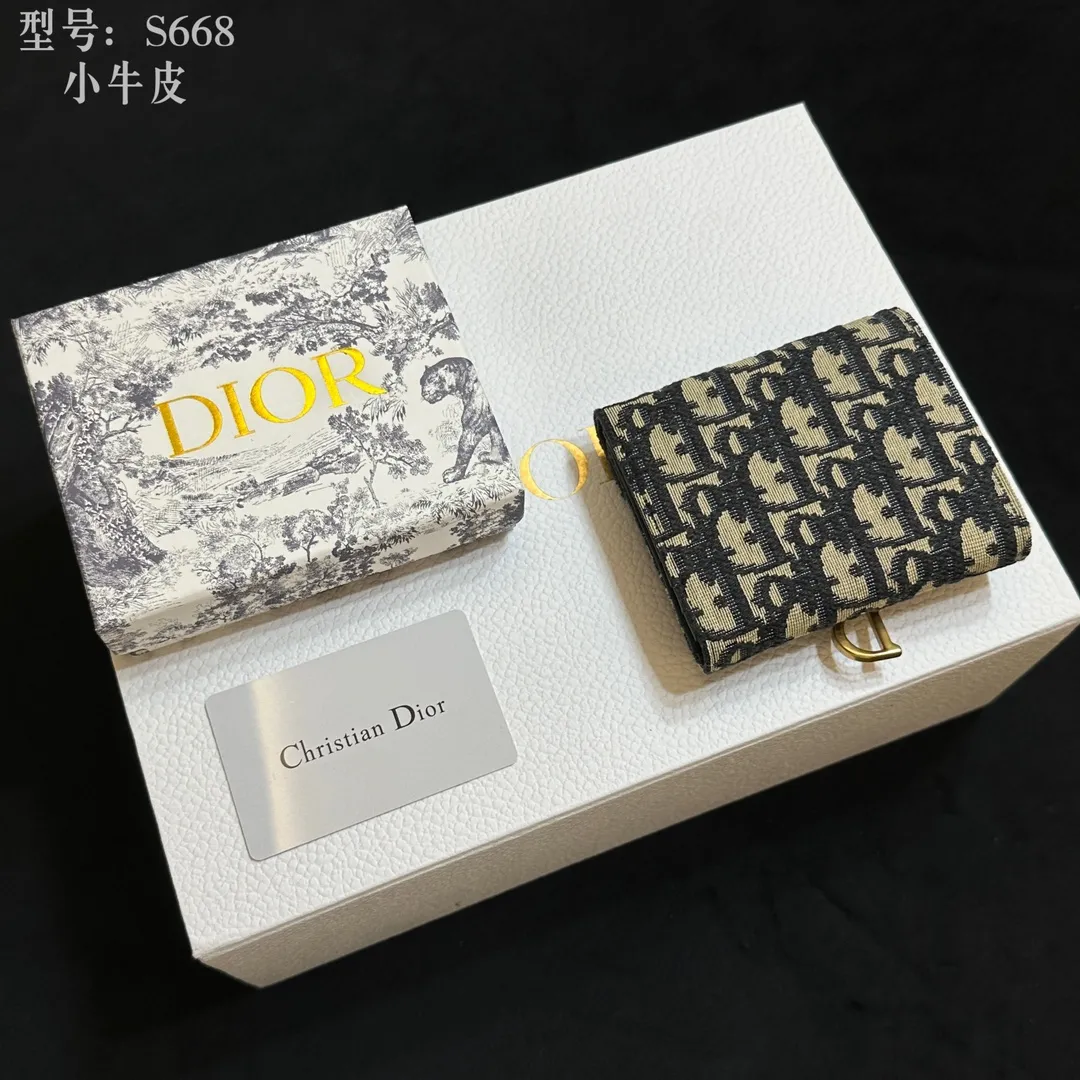 💰160 💎Top quality 🇫🇷 DIOR Dior tri-fold wallet ❤️ 💌 Two-layer calfskin, non-transferable‼ ️ The Dior Oblique pattern Nano clutch in blue jacquard is a modern interpretation of the saddle series. The "D" element is decorated on the front flap, showing a classic gold-toned metallic luster. A single internal compartment allows this versatile piece to store all your daily essentials Blue jacquard Dior Oblique pattern Front flap with 'D' 1 internal compartment Dimensions: 11x 9.5x 2 cm Style number: S668