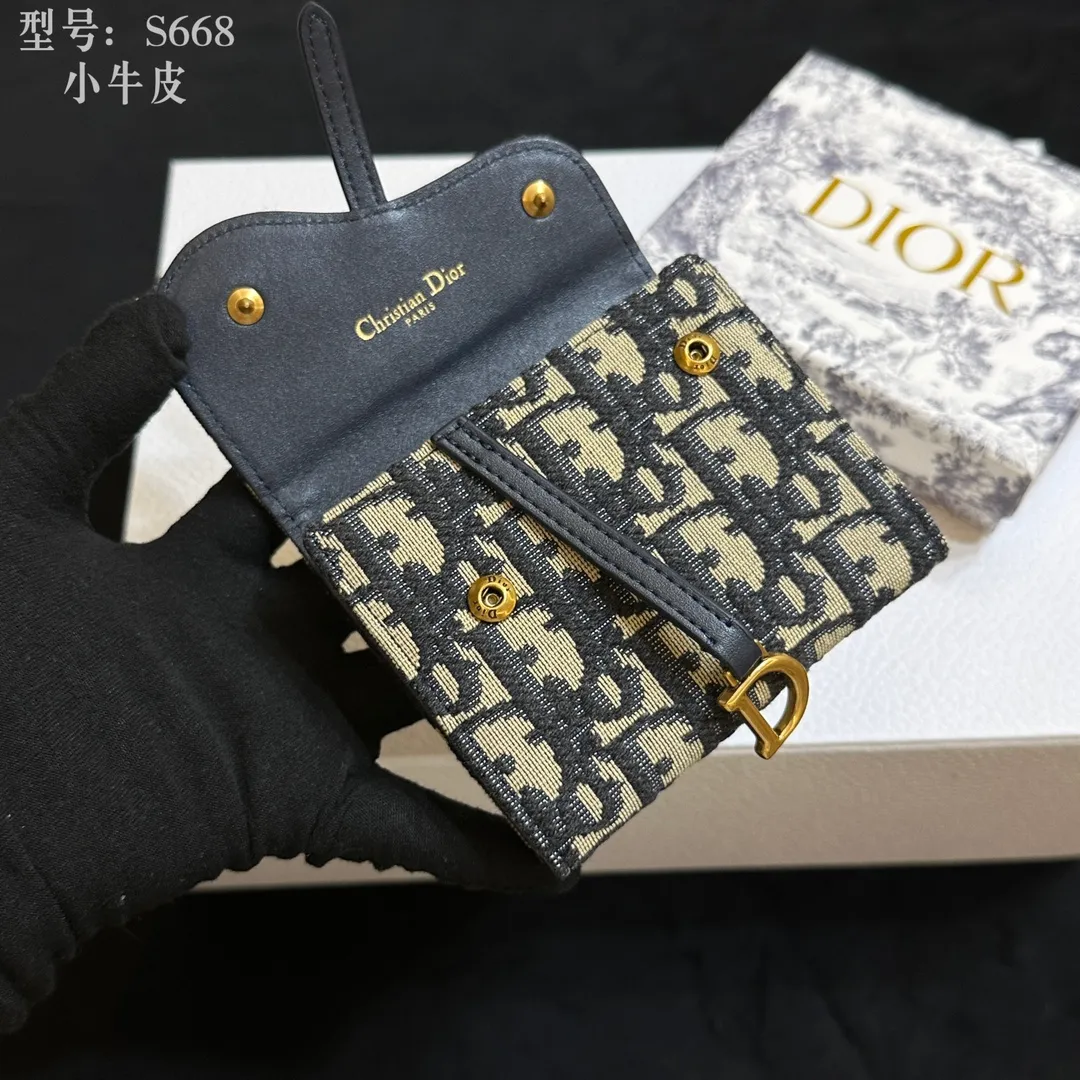 💰160 💎Top quality 🇫🇷 DIOR Dior tri-fold wallet ❤️ 💌 Two-layer calfskin, non-transferable‼ ️ The Dior Oblique pattern Nano clutch in blue jacquard is a modern interpretation of the saddle series. The "D" element is decorated on the front flap, showing a classic gold-toned metallic luster. A single internal compartment allows this versatile piece to store all your daily essentials Blue jacquard Dior Oblique pattern Front flap with 'D' 1 internal compartment Dimensions: 11x 9.5x 2 cm Style number: S668