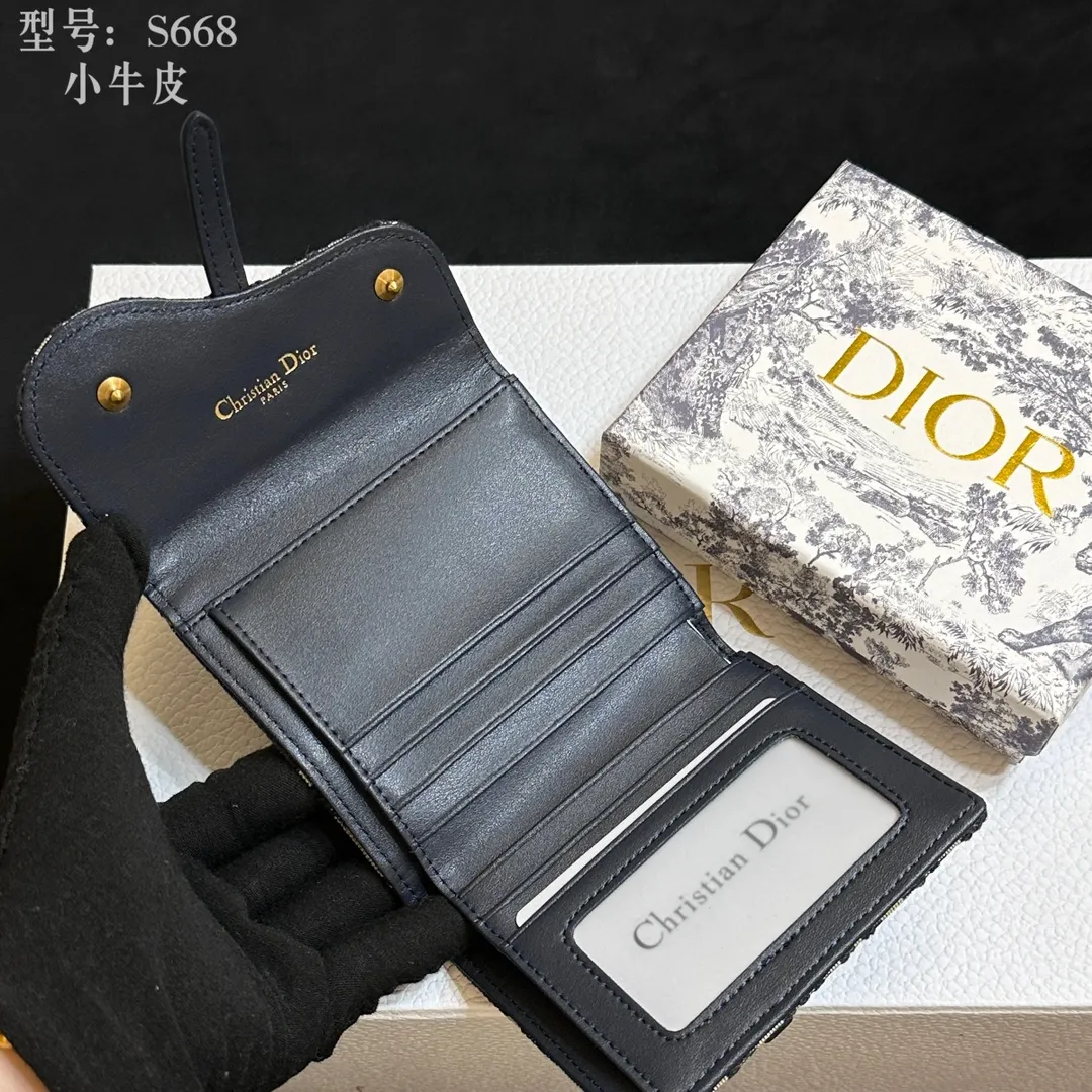 💰160 💎Top quality 🇫🇷 DIOR Dior tri-fold wallet ❤️ 💌 Two-layer calfskin, non-transferable‼ ️ The Dior Oblique pattern Nano clutch in blue jacquard is a modern interpretation of the saddle series. The "D" element is decorated on the front flap, showing a classic gold-toned metallic luster. A single internal compartment allows this versatile piece to store all your daily essentials Blue jacquard Dior Oblique pattern Front flap with 'D' 1 internal compartment Dimensions: 11x 9.5x 2 cm Style number: S668