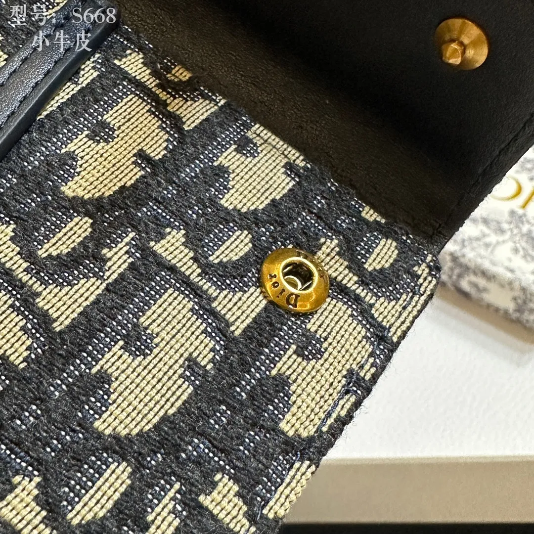 💰160 💎Top quality 🇫🇷 DIOR Dior tri-fold wallet ❤️ 💌 Two-layer calfskin, non-transferable‼ ️ The Dior Oblique pattern Nano clutch in blue jacquard is a modern interpretation of the saddle series. The "D" element is decorated on the front flap, showing a classic gold-toned metallic luster. A single internal compartment allows this versatile piece to store all your daily essentials Blue jacquard Dior Oblique pattern Front flap with 'D' 1 internal compartment Dimensions: 11x 9.5x 2 cm Style number: S668