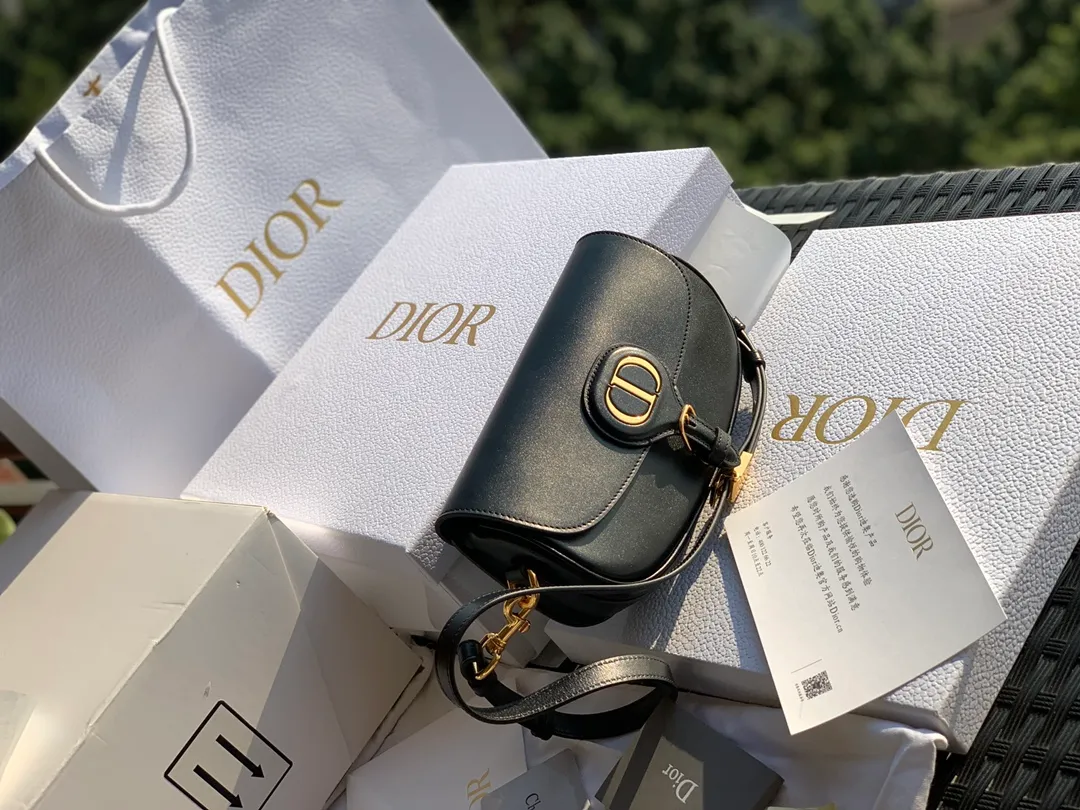 Top upgraded version 💰1560 Size: 22 x 13 x 5 CM Black When I saw the real thing, I was fascinated for a second! After looking at Weibo and the official website, I realized that this bag is the latest flagship product of the D family. Using the word "treasure" to describe this bag is our best understanding of it! The texture and design are truly excellent! The leather, texture, and craftsmanship are all priced at RMB 2,000 to RMB 3,000 when sold outside, through overseas import channels! The counters are what they are, and any comparison is supported!