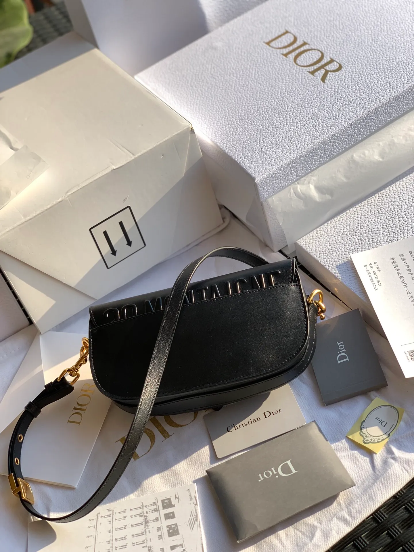 Top upgraded version 💰1560 Size: 22 x 13 x 5 CM Black When I saw the real thing, I was fascinated for a second! After looking at Weibo and the official website, I realized that this bag is the latest flagship product of the D family. Using the word "treasure" to describe this bag is our best understanding of it! The texture and design are truly excellent! The leather, texture, and craftsmanship are all priced at RMB 2,000 to RMB 3,000 when sold outside, through overseas import channels! The counters are what they are, and any comparison is supported!