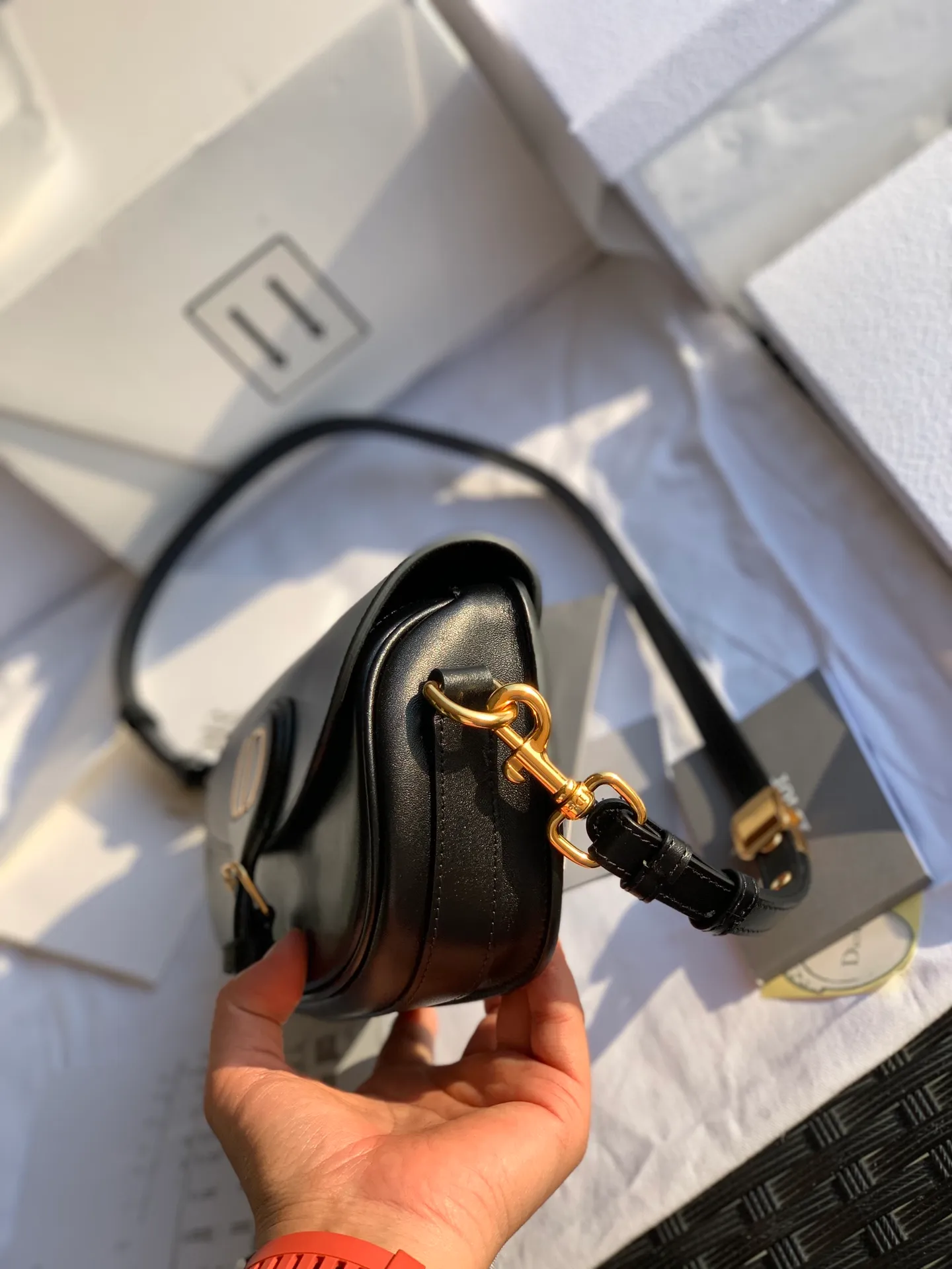 Top upgraded version 💰1560 Size: 22 x 13 x 5 CM Black When I saw the real thing, I was fascinated for a second! After looking at Weibo and the official website, I realized that this bag is the latest flagship product of the D family. Using the word "treasure" to describe this bag is our best understanding of it! The texture and design are truly excellent! The leather, texture, and craftsmanship are all priced at RMB 2,000 to RMB 3,000 when sold outside, through overseas import channels! The counters are what they are, and any comparison is supported!