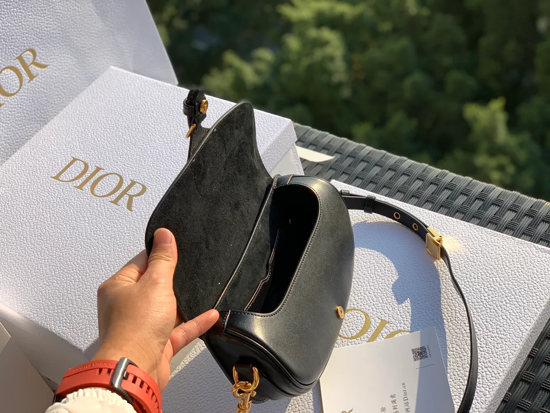 Top upgraded version 💰1560 Size: 22 x 13 x 5 CM Black When I saw the real thing, I was fascinated for a second! After looking at Weibo and the official website, I realized that this bag is the latest flagship product of the D family. Using the word "treasure" to describe this bag is our best understanding of it! The texture and design are truly excellent! The leather, texture, and craftsmanship are all priced at RMB 2,000 to RMB 3,000 when sold outside, through overseas import channels! The counters are what they are, and any comparison is supported!