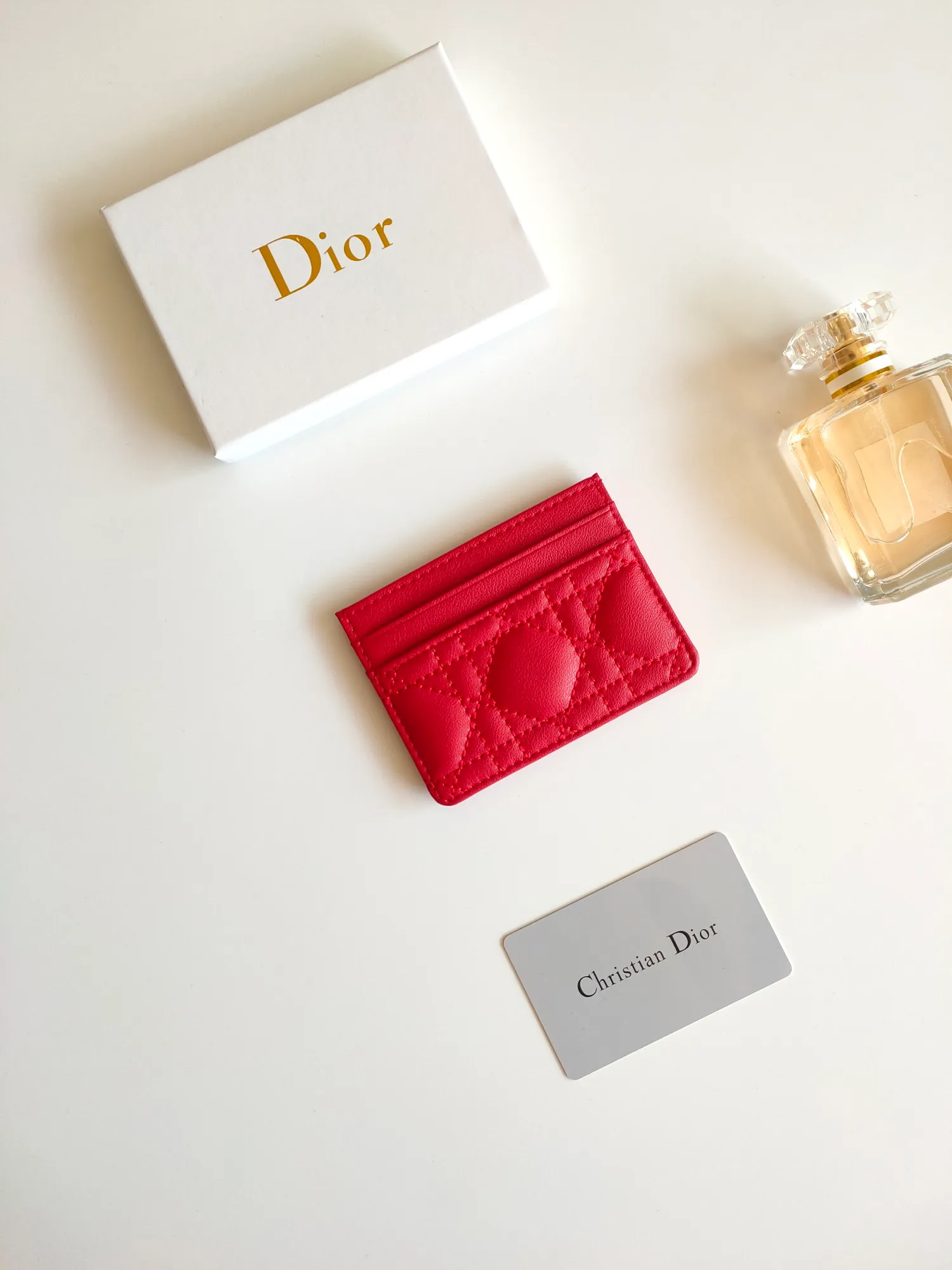 ￥90😍The Dior Caro five-compartment card holder is a new product this season, elegant and practical. Style number: S5130. Carefully crafted from soft cowhide, decorated with cannage pattern topstitching and embellished with the "CD" logo on the front. Elegant and sophisticated, it has five card slots and is suitable for various occasions. Size:10.5*7.5cm