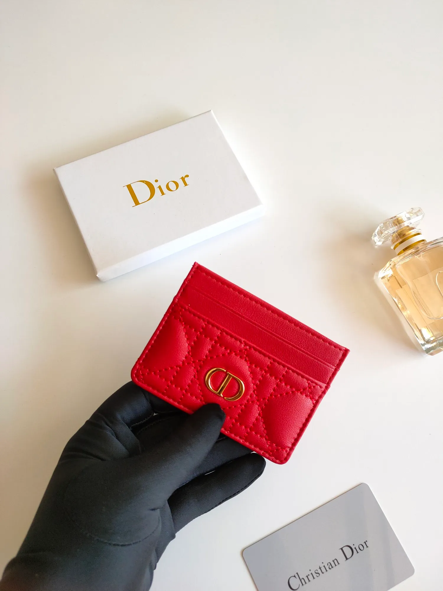 ￥90😍The Dior Caro five-compartment card holder is a new product this season, elegant and practical. Style number: S5130. Carefully crafted from soft cowhide, decorated with cannage pattern topstitching and embellished with the "CD" logo on the front. Elegant and sophisticated, it has five card slots and is suitable for various occasions. Size:10.5*7.5cm