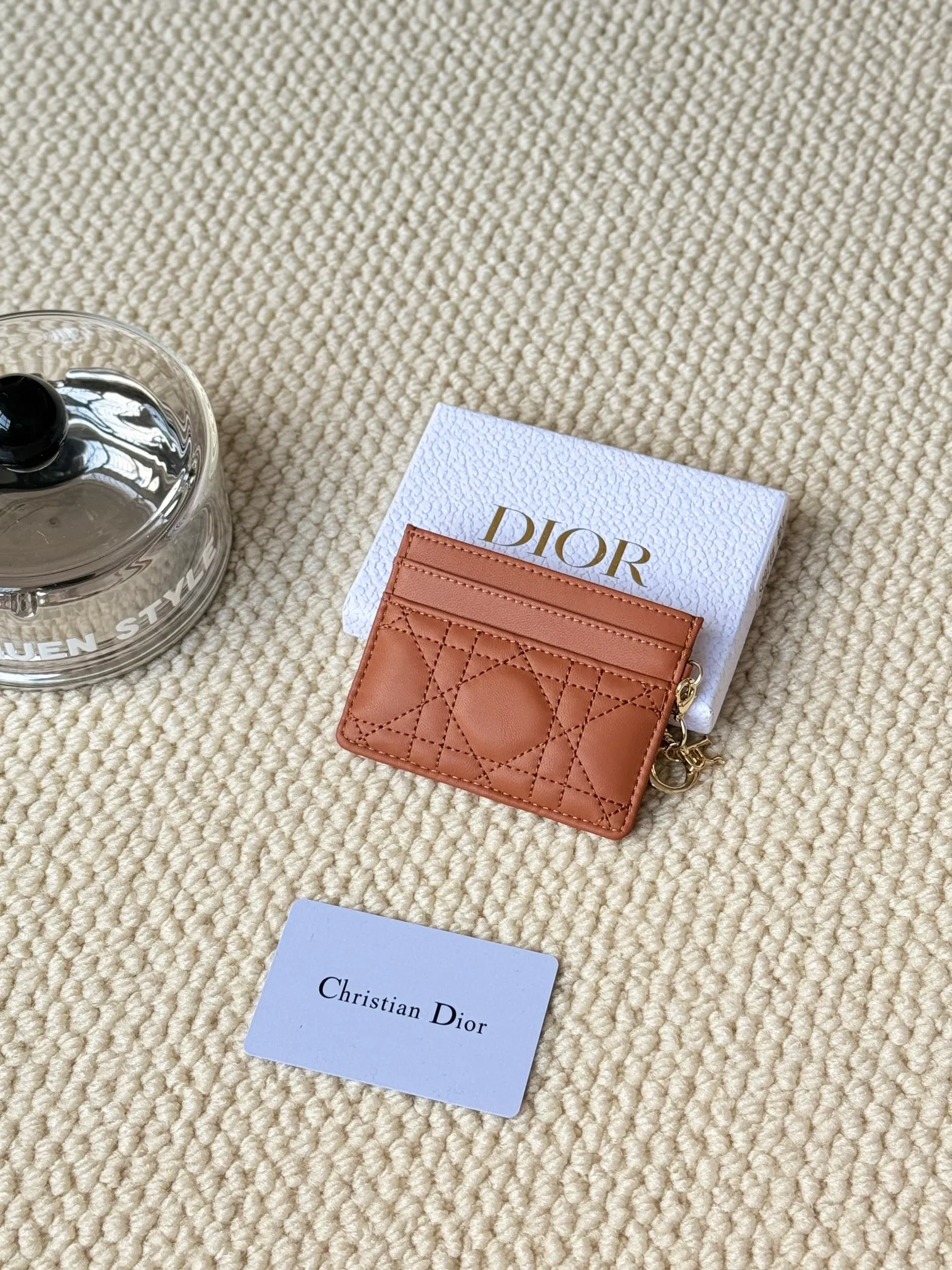 💰110LadyDior Sheepskin No.: S0974OVRB M81B T Lady Dior five-compartment card holder Product description: The color is as shown in the picture. This Lady Dior five-compartment card holder is new this season, elegant and practical. Crafted from cloudy blue patent cow leather, decorated with cannage pattern topstitching and embellished with a removable D.I.O.R. charm. Elegant and sophisticated, it has five card slots, suitable for various occasions, and can be combined with other Lady Dior