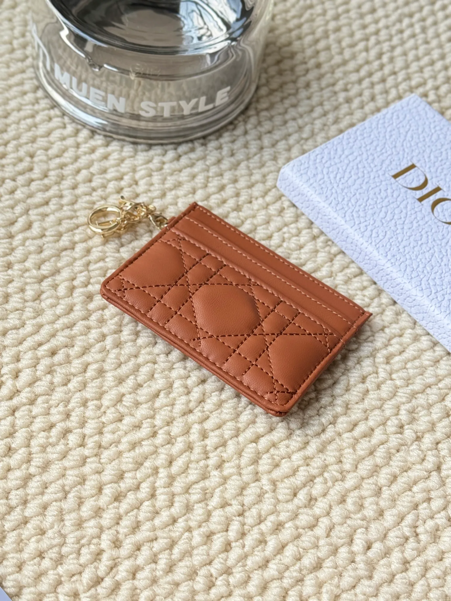 💰110LadyDior Sheepskin No.: S0974OVRB M81B T Lady Dior five-compartment card holder Product description: The color is as shown in the picture. This Lady Dior five-compartment card holder is new this season, elegant and practical. Crafted from cloudy blue patent cow leather, decorated with cannage pattern topstitching and embellished with a removable D.I.O.R. charm. Elegant and sophisticated, it has five card slots, suitable for various occasions, and can be combined with other Lady Dior
